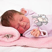 Elyah a rejoint le concours — aidez-le/la à gagner de superbes lots ! baby, baby_clothing, cartoon_character, child, closeup, cozy, cute, indoors, infant, lavender_onesie, lying_down, newborn, peaceful, pink_blanket, portrait, resting, sleep, sleeping, soft_texture, towel