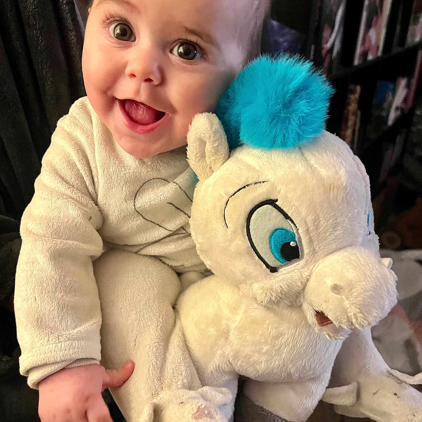 Léna a rejoint le concours — aidez-le/la à gagner de superbes lots ! baby, bodypart, clothing, costume, couch, face, finger, furniture, hand, happy, head, indoors, laughing, person, photography, plush, portrait, smile, teddybear, toy