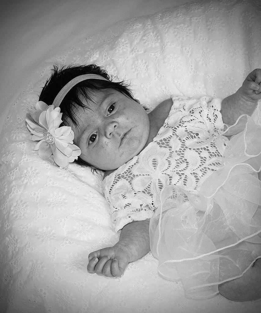 Héléna a rejoint le concours — aidez-le/la à gagner de superbes lots ! arm, baby, black_and_white, child, cloud, comfort, eye, eyebrow, face, facial_expression, flash_photography, gesture, hair, hand, happy, iris, lip, person, skin, textile