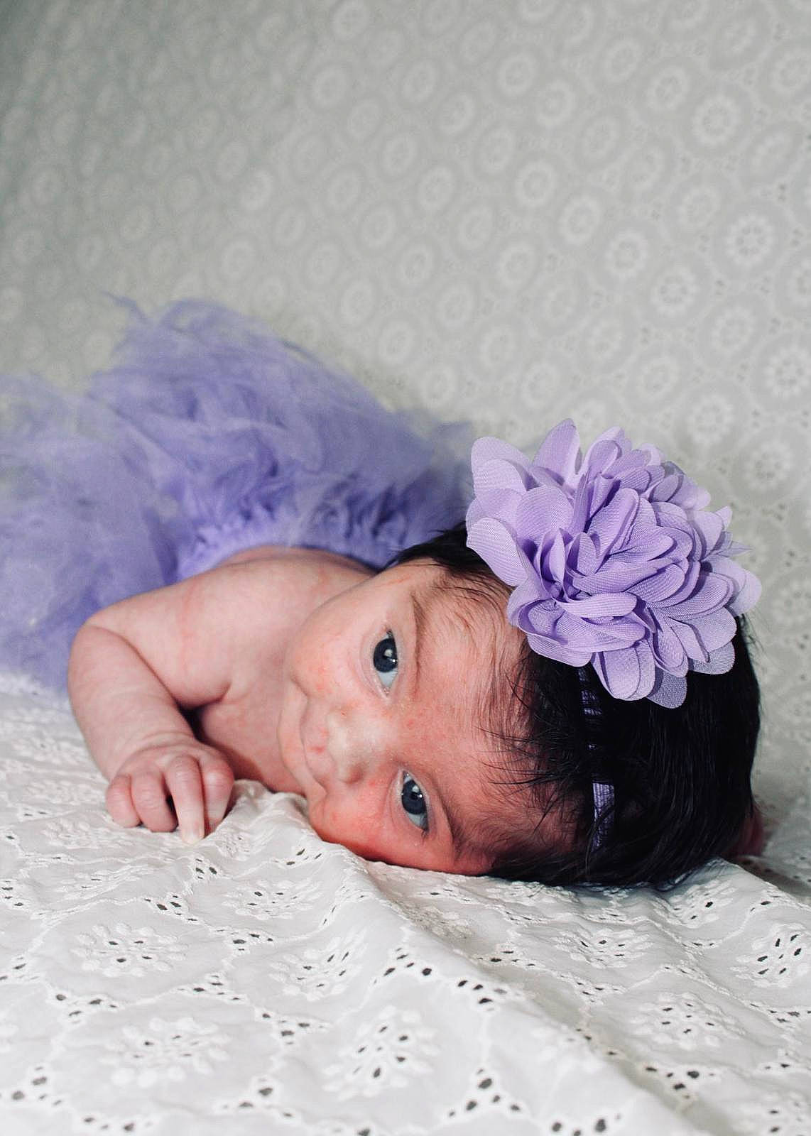 Héléna a rejoint le concours — aidez-le/la à gagner de superbes lots ! baby, baby_toddler_clothing, beanie, child, comfort, costume_hat, fashion_accessory, flower, hair_accessory, headband, headpiece, linens, magenta, pattern, person, petal, pink, purple, textile, toddler