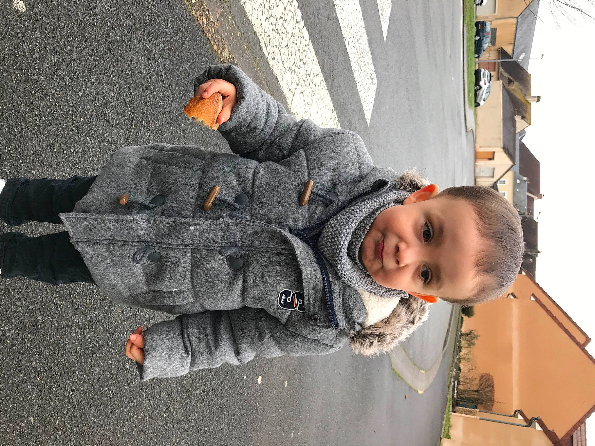 Gabriel a rejoint le concours — aidez-le/la à gagner de superbes lots ! asphalt, child, city, fun, fur, glove, jacket, pattern, pedestrian, person, personal_protective_equipment, road, road_surface, sidewalk, smile, street, street_fashion, toddler, tree, vacation