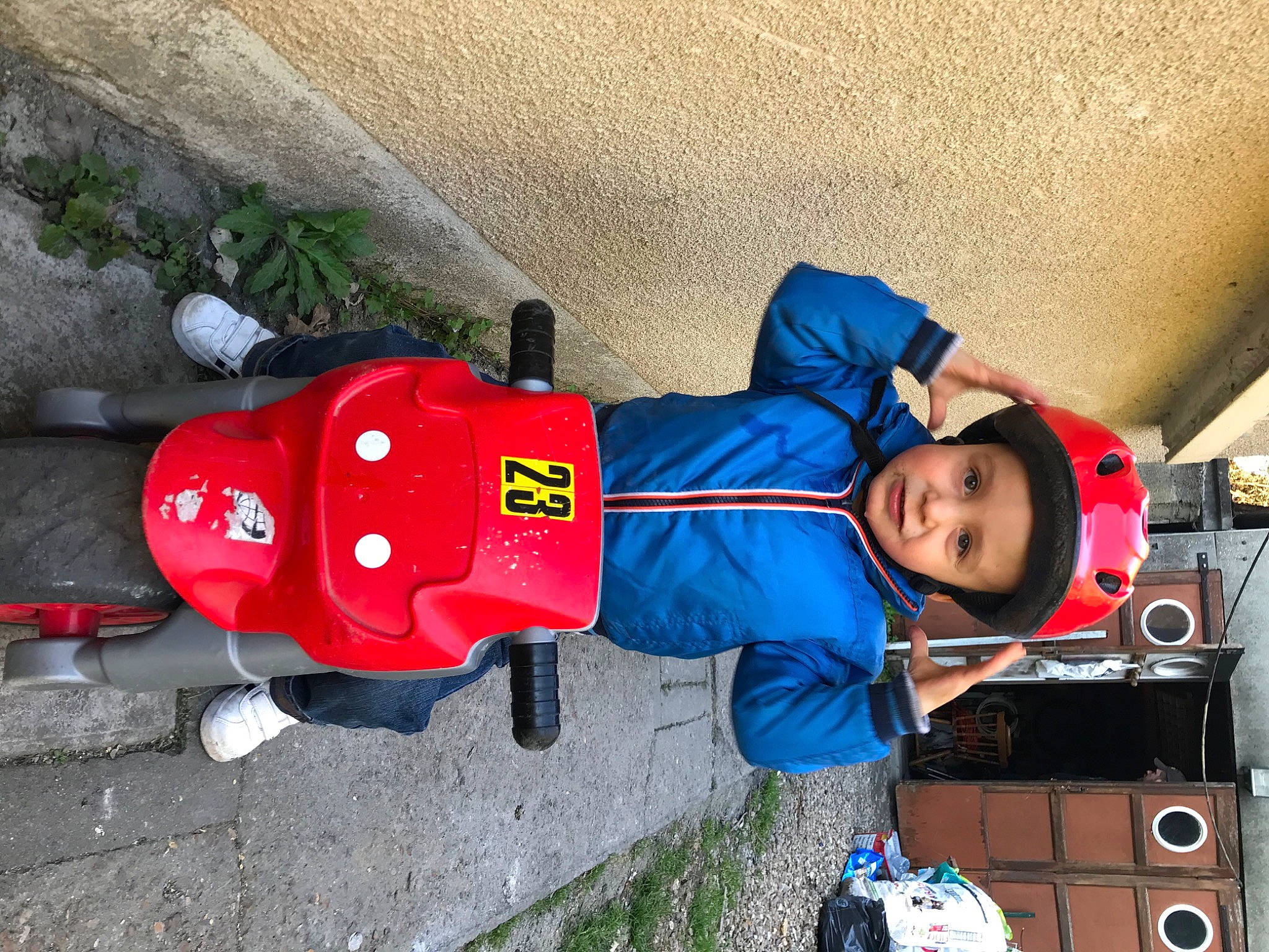Gabriel participe au concours pour gagner de l'argent avec cette photo : baby, baby_toddler_clothing, carmine, child, electric_blue, fun, headwear, jacket, person, personal_protective_equipment, plant, toddler