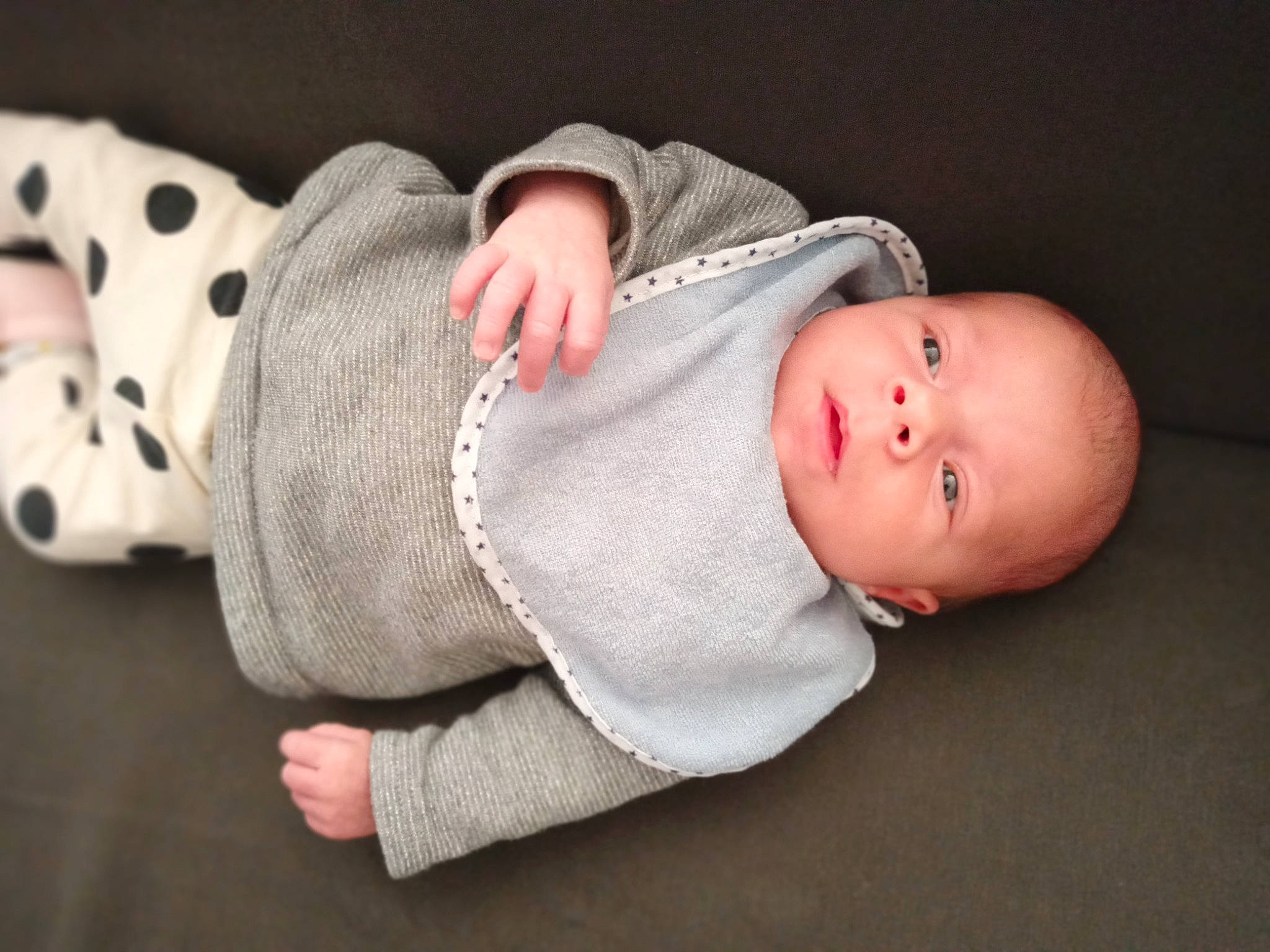 Trécy a rejoint le concours — aidez-le/la à gagner de superbes lots ! baby, baby_products, baby_toddler_clothing, cheek, child, collar, comfort, eye, face, headgear, human_body, linens, nail, pattern, person, portrait_photography, sitting, skin, sleeve, toddler