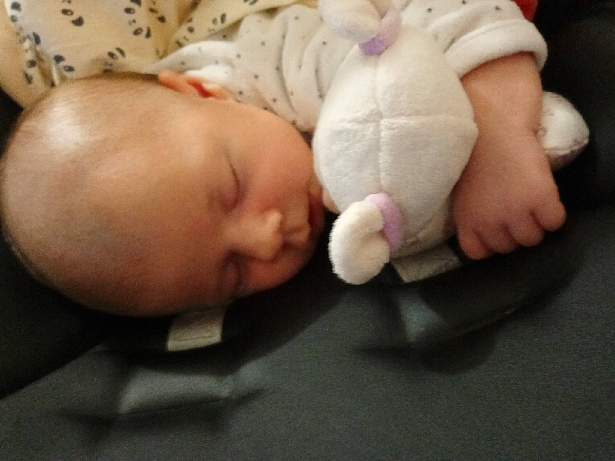 Trécy participe au concours pour gagner de l'argent avec cette photo : baby, baby_sleeping, baby_toddler_clothing, bedtime, cheek, child, comfort, finger, foot, gesture, hand, linens, mammal, nail, nap, nose, person, skin, thumb, toddler