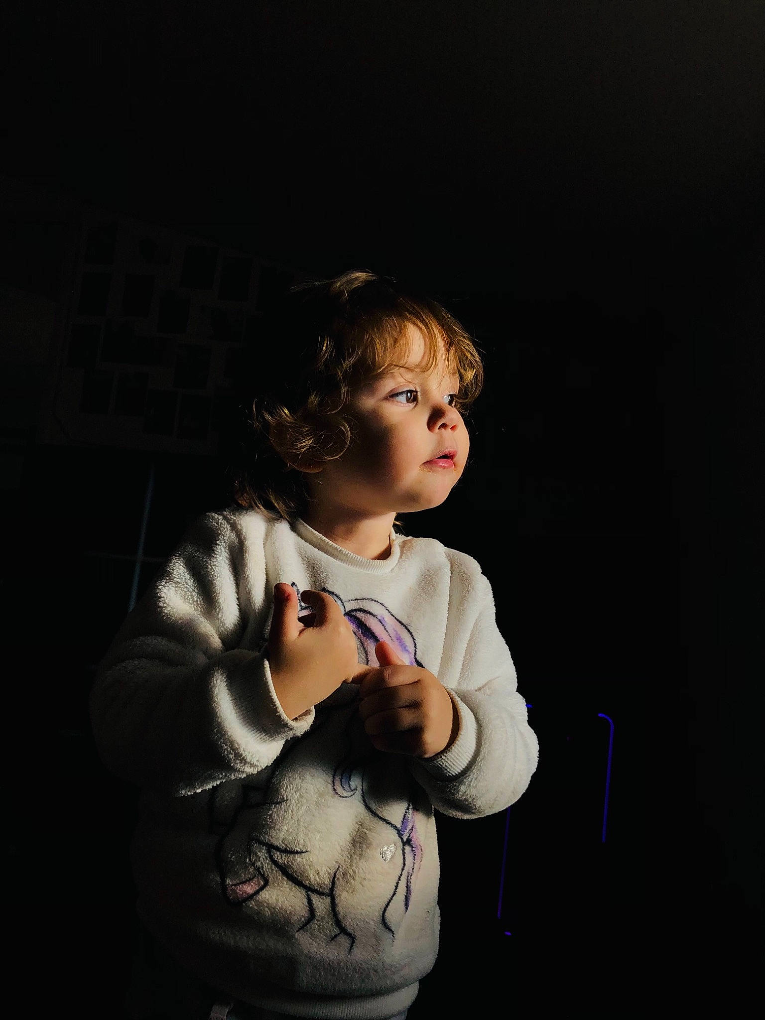 Louna participe au concours pour gagner de l'argent avec cette photo : abdomen, audio_equipment, ball, darkness, elbow, entertainment, event, flash_photography, football, fun, gesture, jewellery, performing_arts, person, personal_protective_equipment, portrait_photography, sitting, soccer_ball, sports_equipment, t_shirt