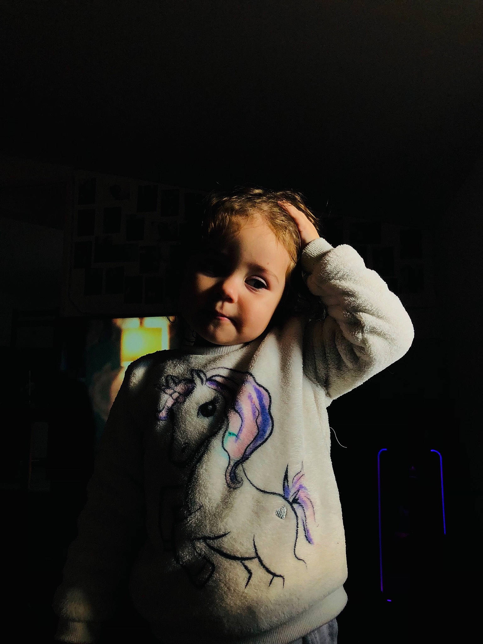 Louna participe au concours pour gagner de l'argent avec cette photo : brown_hair, chest, darkness, electric_blue, entertainment, event, eyewear, fashion_design, flash_photography, fun, gesture, happy, long_hair, magenta, person, room, sitting, sleeve, smile, street_fashion