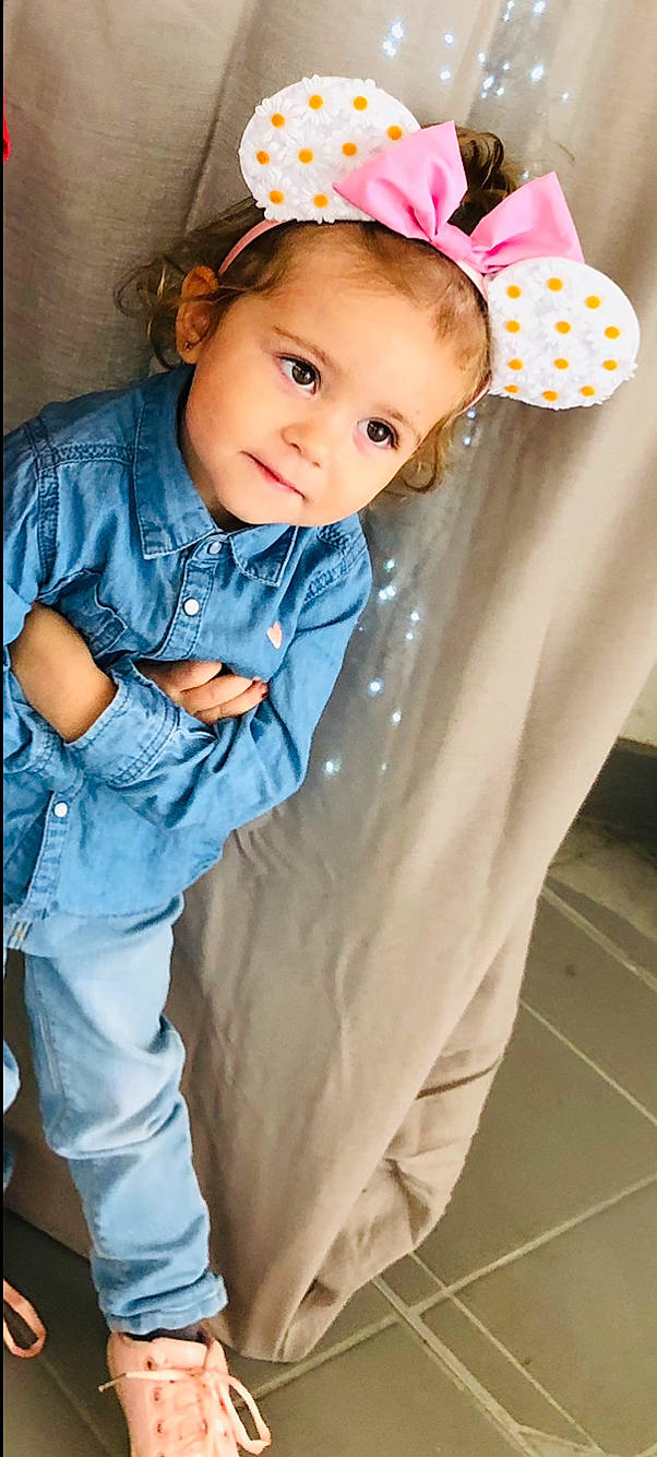 Louna participe au concours pour gagner de l'argent avec cette photo : baby, baby_toddler_clothing, child, collar, dress_shirt, eye, face, flash_photography, hair, hairstyle, happy, head, iris, person, product, skin, sleeve, standing, textile, toddler