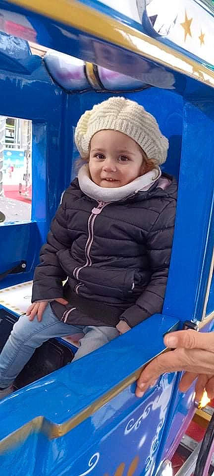 Louna participe au concours pour gagner de l'argent avec cette photo : baby, baby_carriage, baby_toddler_clothing, blue, cap, child, comfort, electric_blue, fun, headwear, human, jacket, joy, leisure, person, photograph, public_space, recreation, skin, smile