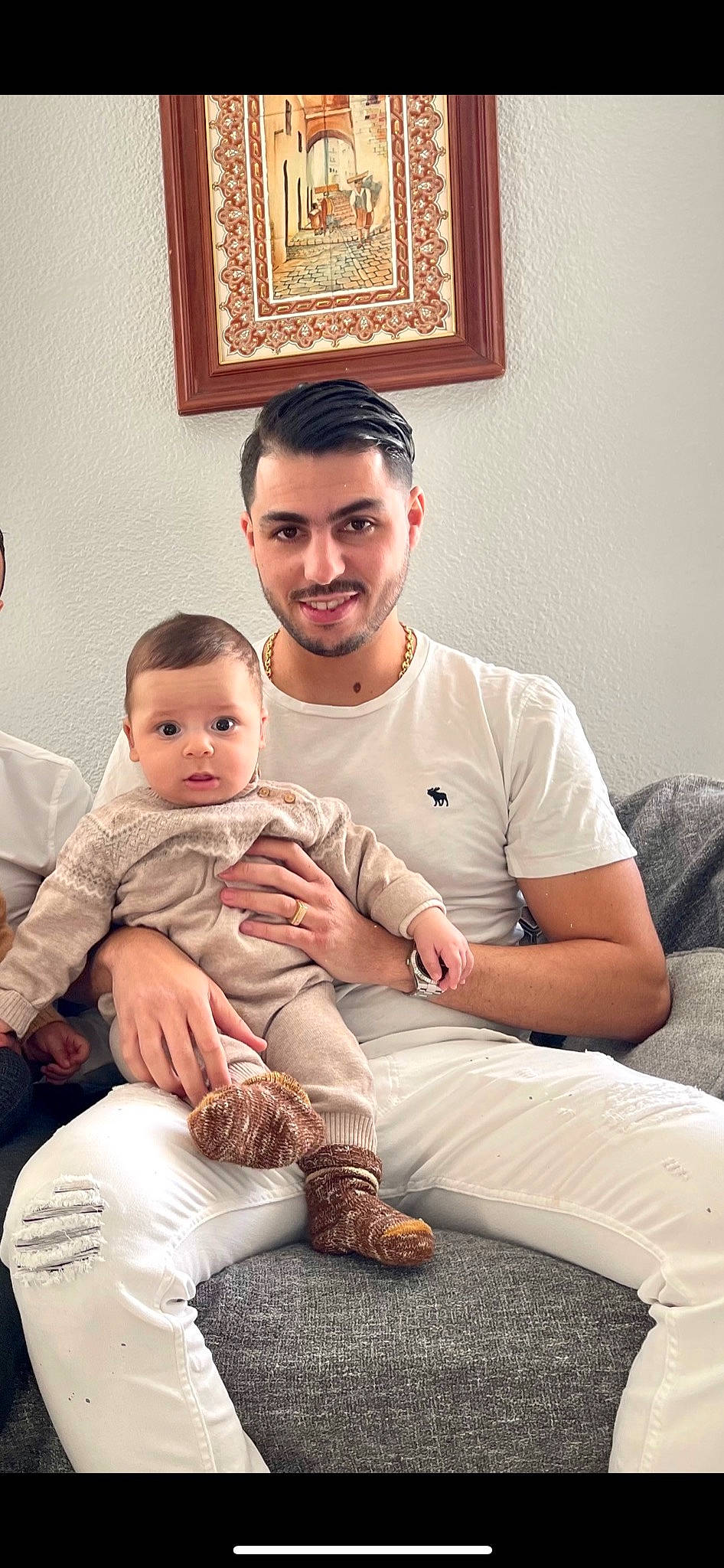 Yannis a rejoint le concours — aidez-le/la à gagner de superbes lots ! baby, cheek, child, comfort, couch, eye, hairstyle, happy, head, human, human_body, joint, joy, knee, leg, muscle, people, person, picture_frame, skin