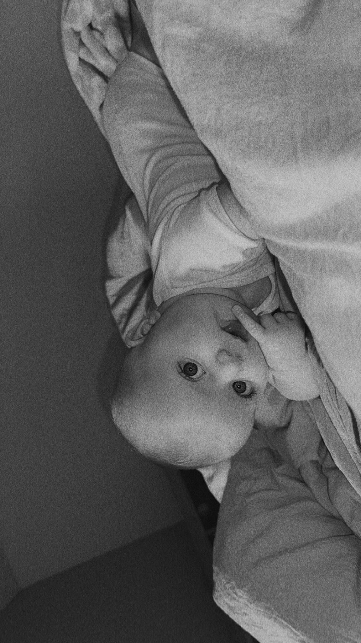 Giulia participe au concours pour gagner de l'argent avec cette photo : arm, comfort, dress, elbow, eye, finger, gesture, grey, hand, head, human_body, joint, knee, leg, neck, person, shoulder, skin, sleeve, stomach