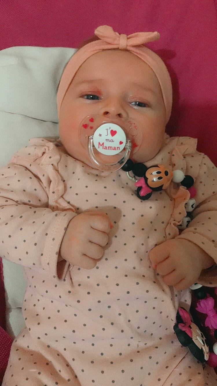 Lyana a rejoint le concours — aidez-le/la à gagner de superbes lots ! baby, baby_safety, baby_toddler_clothing, cheek, chin, ear, eye, face, facial_expression, iris, lip, mouth, nose, person, pink, product, skin, sleeve, textile, toddler