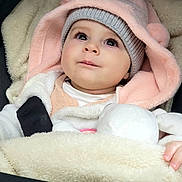 Alice a rejoint le concours — aidez-le/la à gagner de superbes lots ! baby, child, blanket, hood, hat, stroller, plush_toy, cute, soft, warm, face, eyes, clothing, infant, cozy, portrait, person, babywear, childcare, smile