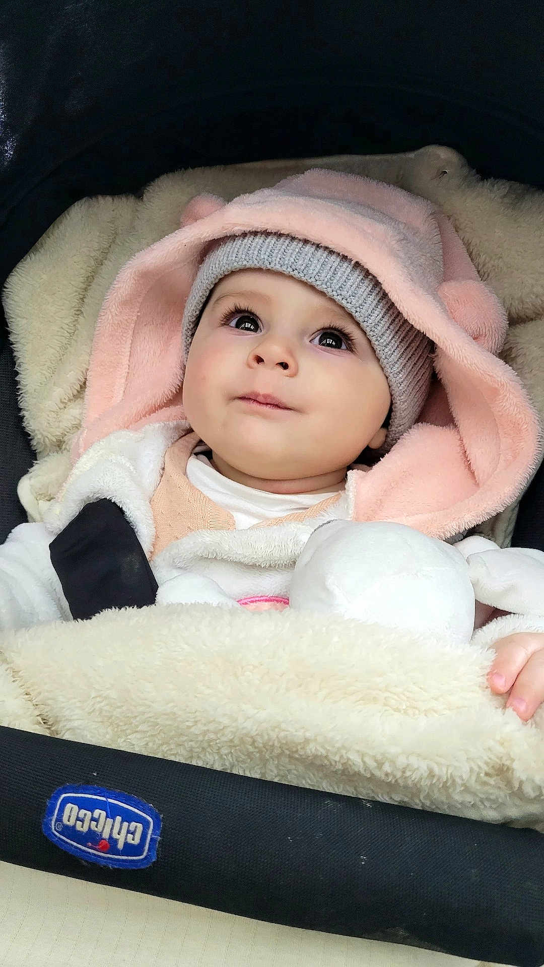Alice a rejoint le concours — aidez-le/la à gagner de superbes lots ! baby, child, blanket, hood, hat, stroller, plush_toy, cute, soft, warm, face, eyes, clothing, infant, cozy, portrait, person, babywear, childcare, smile