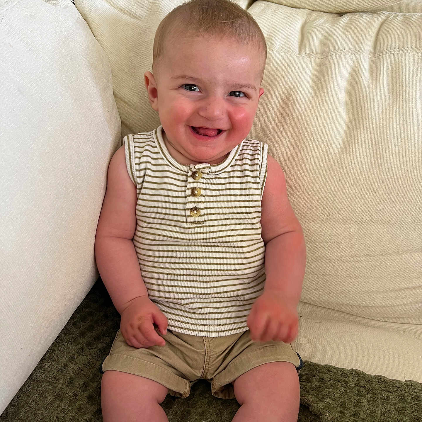 Gaspard participe au concours pour gagner de l'argent avec cette photo : baby, beige, casual_clothing, child, comfort, couch, cute, face, furniture, happy, indoors, infant, khaki_shorts, portrait, relaxed, sitting, skin, smiling, striped_shirt, young_child