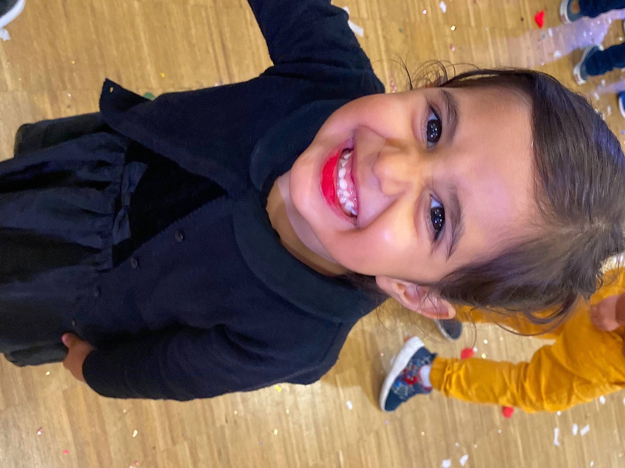 Ella a rejoint le concours — aidez-le/la à gagner de superbes lots ! black_hair, child, eyebrow, flash_photography, flooring, fun, happy, hardwood, iris, joy, leisure, lip, long_hair, mouth, nose, person, plant, skin, smile, toddler