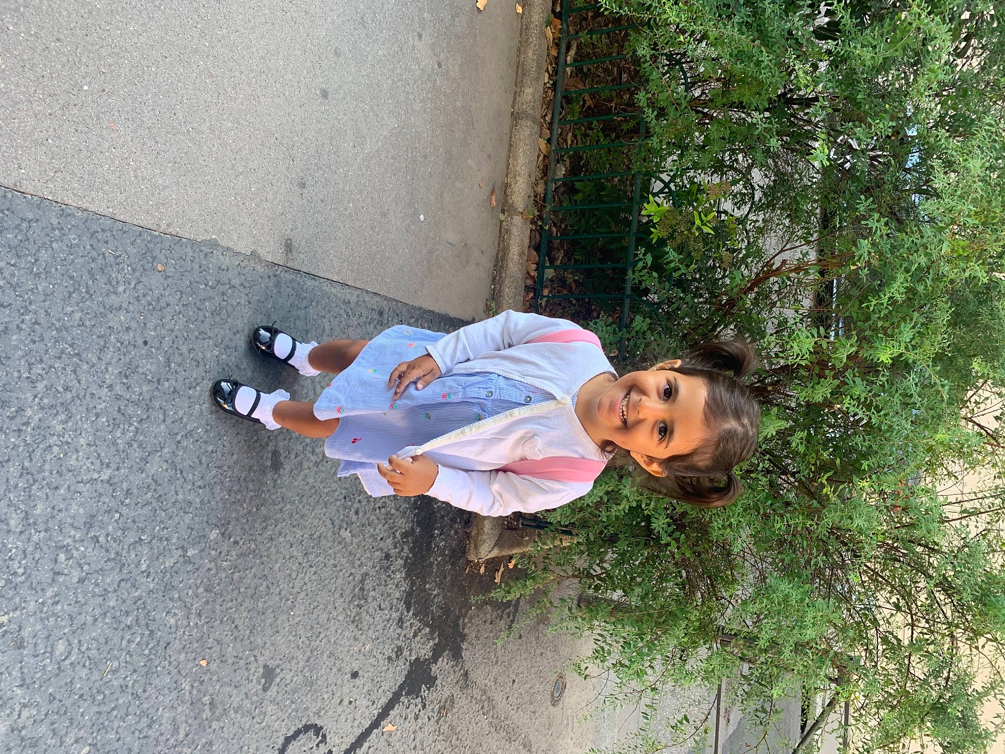 Ella participe au concours pour gagner de l'argent avec cette photo : asphalt, child, fun, grass, happy, hat, joy, landscape, leisure, people_in_nature, person, plant, recreation, road_surface, shadow, sidewalk, sitting, smile, toddler, tree