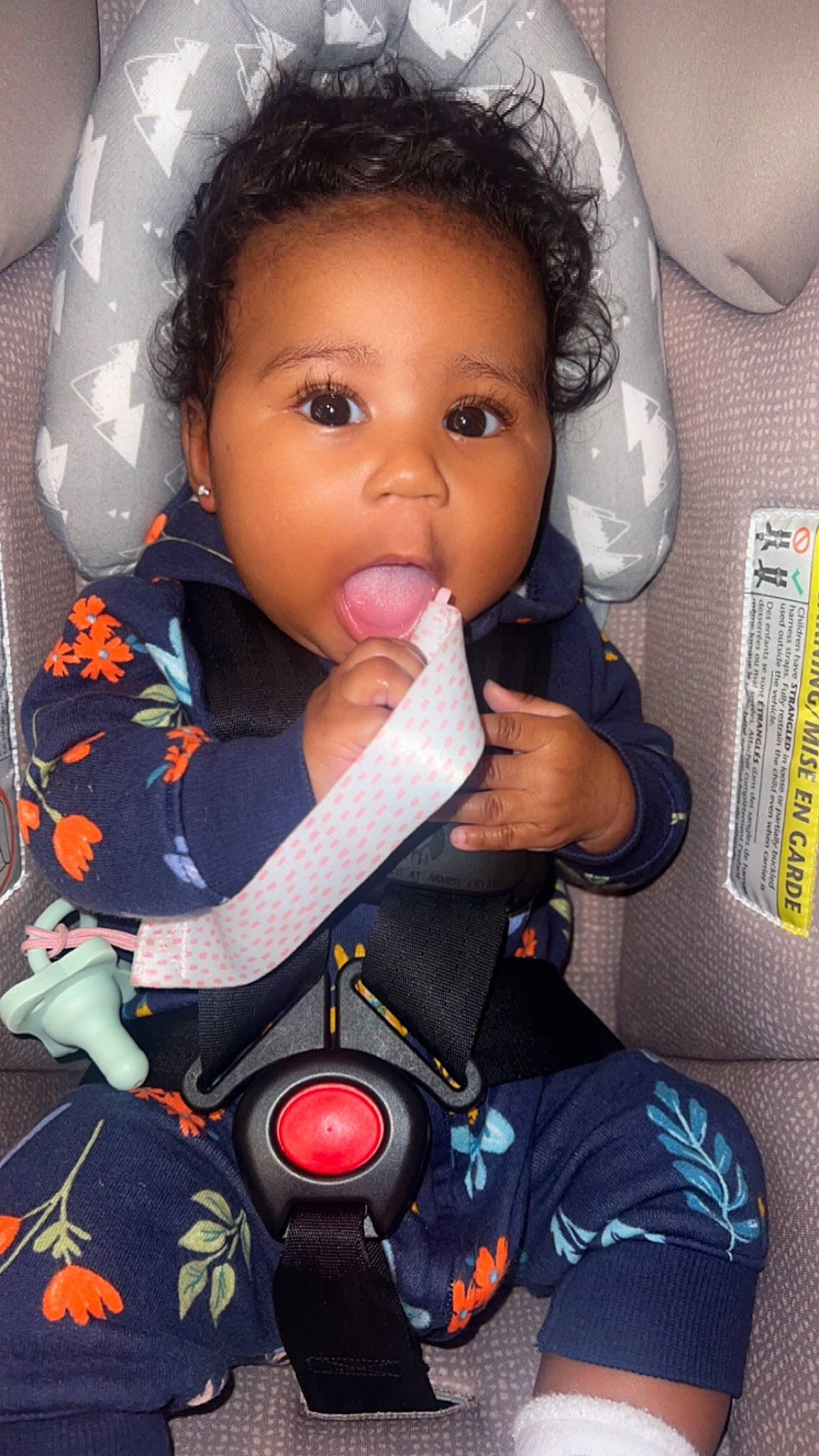 Joa is registered to the contest to win money with this photo: baby, baby_toddler_clothing, cheek, child, chin, eyelash, face, facial_expression, finger, hairstyle, happy, iris, lip, mouth, nail, nose, organ, person, product, skin