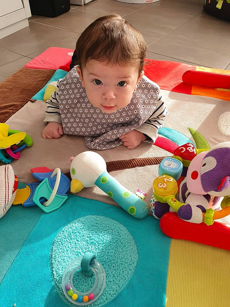 Olympe a rejoint le concours — aidez-le/la à gagner de superbes lots ! adaptation, art, baby, baby_playing_with_toys, baby_products, baby_toddler_clothing, baby_toys, child, event, flooring, fun, green, kindergarten, leisure, person, play, playmat, room, sharing, toddler