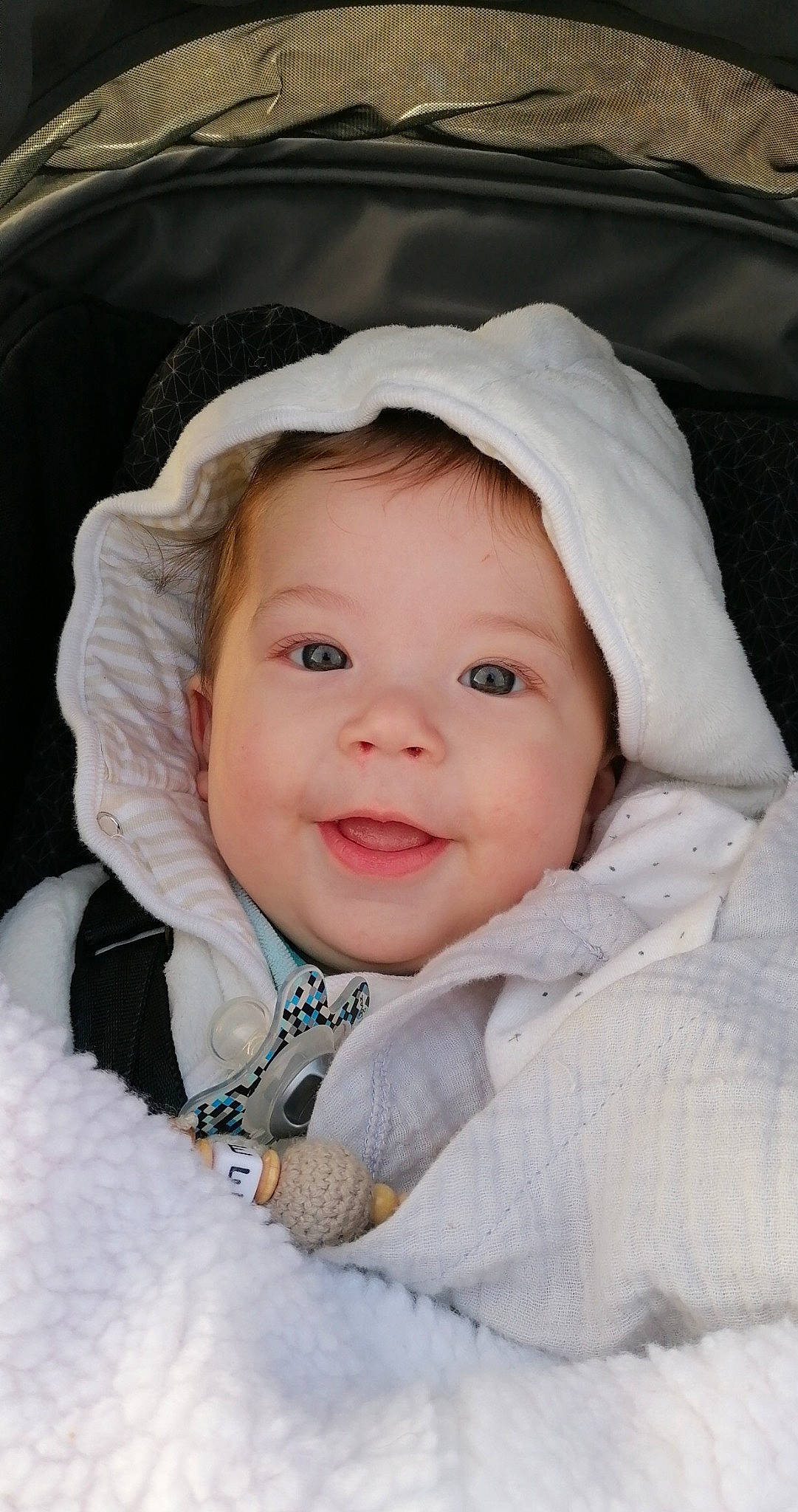 Olympe participe au concours pour gagner de l'argent avec cette photo : baby, baby_toddler_clothing, cheek, child, clothing, comfort, eyebrow, flash_photography, fun, fur, happy, headwear, iris, lip, nose, outerwear, person, skin, sleeve, smile