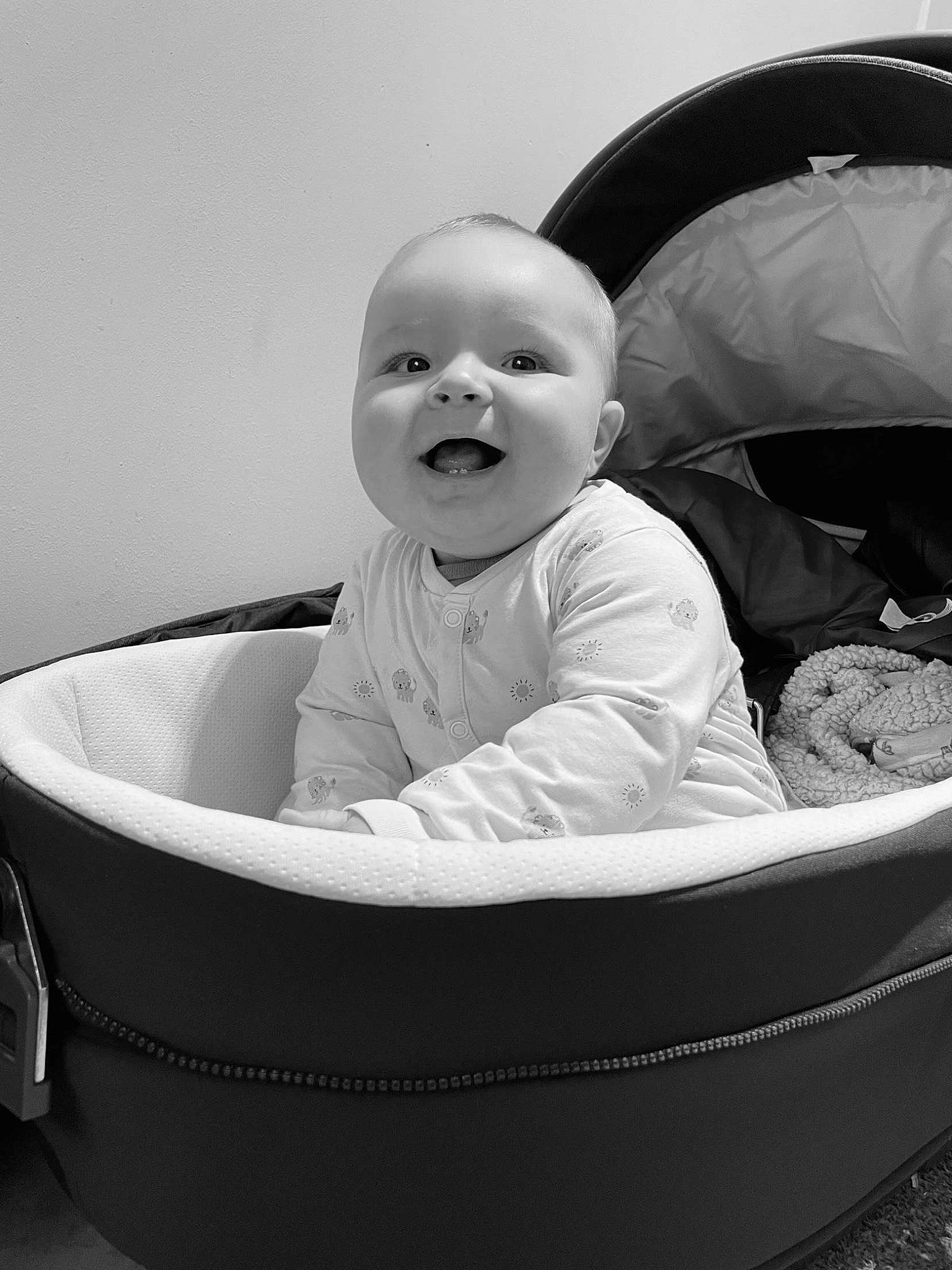 Loann participe au concours pour gagner de l'argent avec cette photo : baby, baby_products, black_and_white, child, comfort, eye, facial_expression, flash_photography, fun, happy, head, monochrome, monochrome_photography, person, product, sitting, sleeve, smile, stock_photography, style