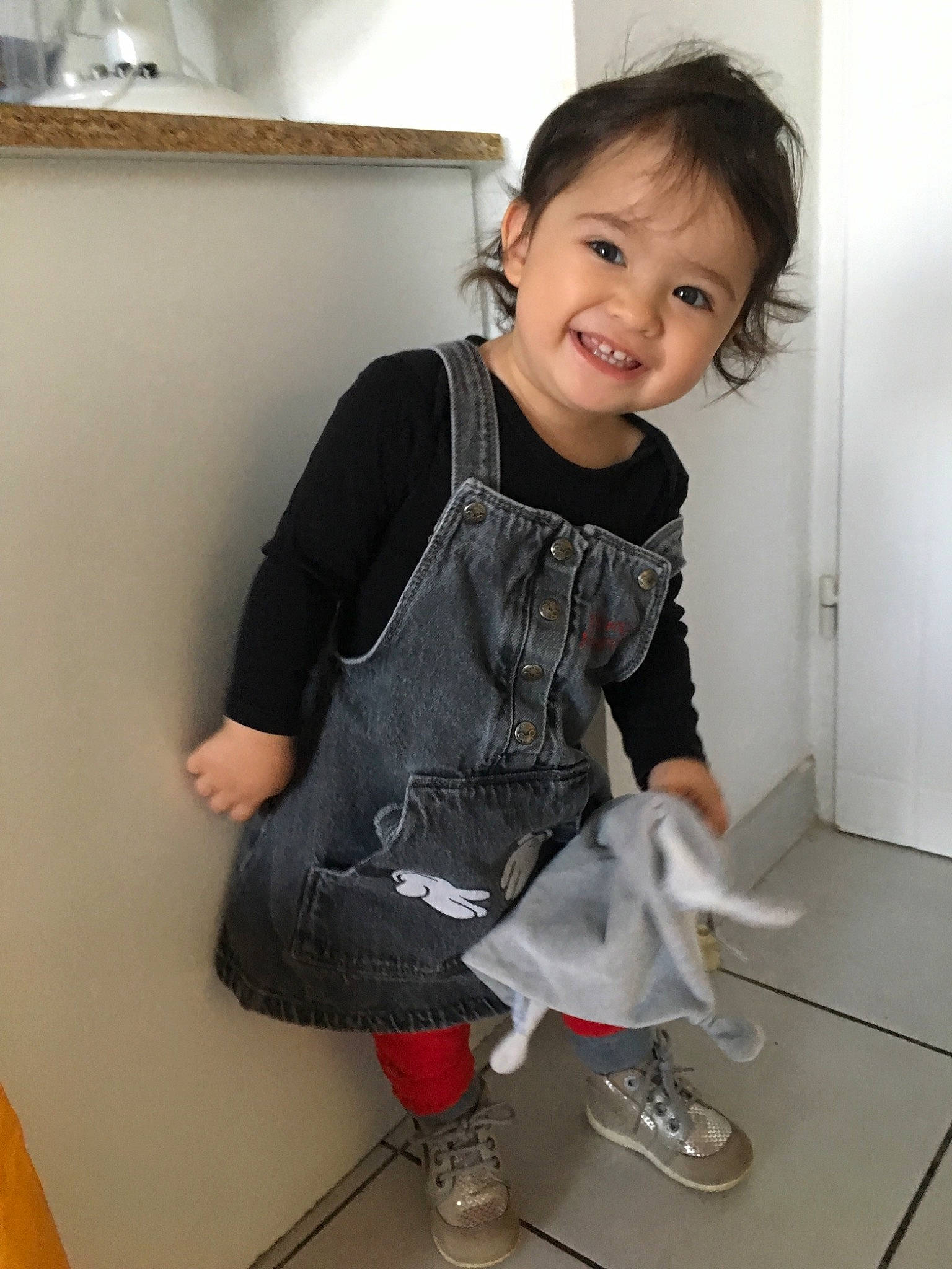 Anna-lucia a rejoint le concours — aidez-le/la à gagner de superbes lots ! baby, baby_toddler_clothing, child, child_model, day_dress, drinkware, floor, joy, one_piece_garment, overall, person, shoe, toddler