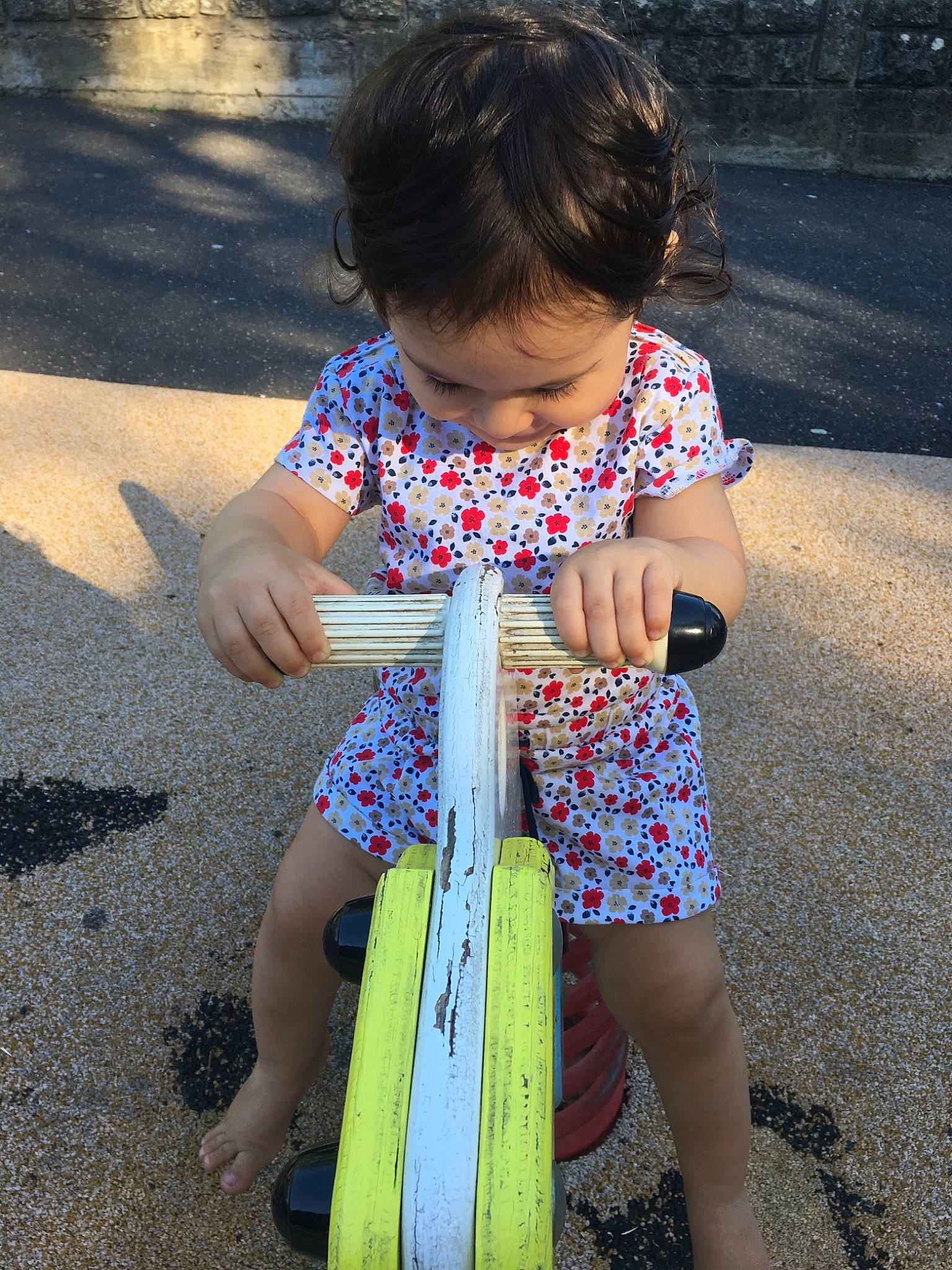 Anna-lucia a rejoint le concours — aidez-le/la à gagner de superbes lots ! baby, baby_toddler_clothing, balance, child, person, shadow, tar, toddler