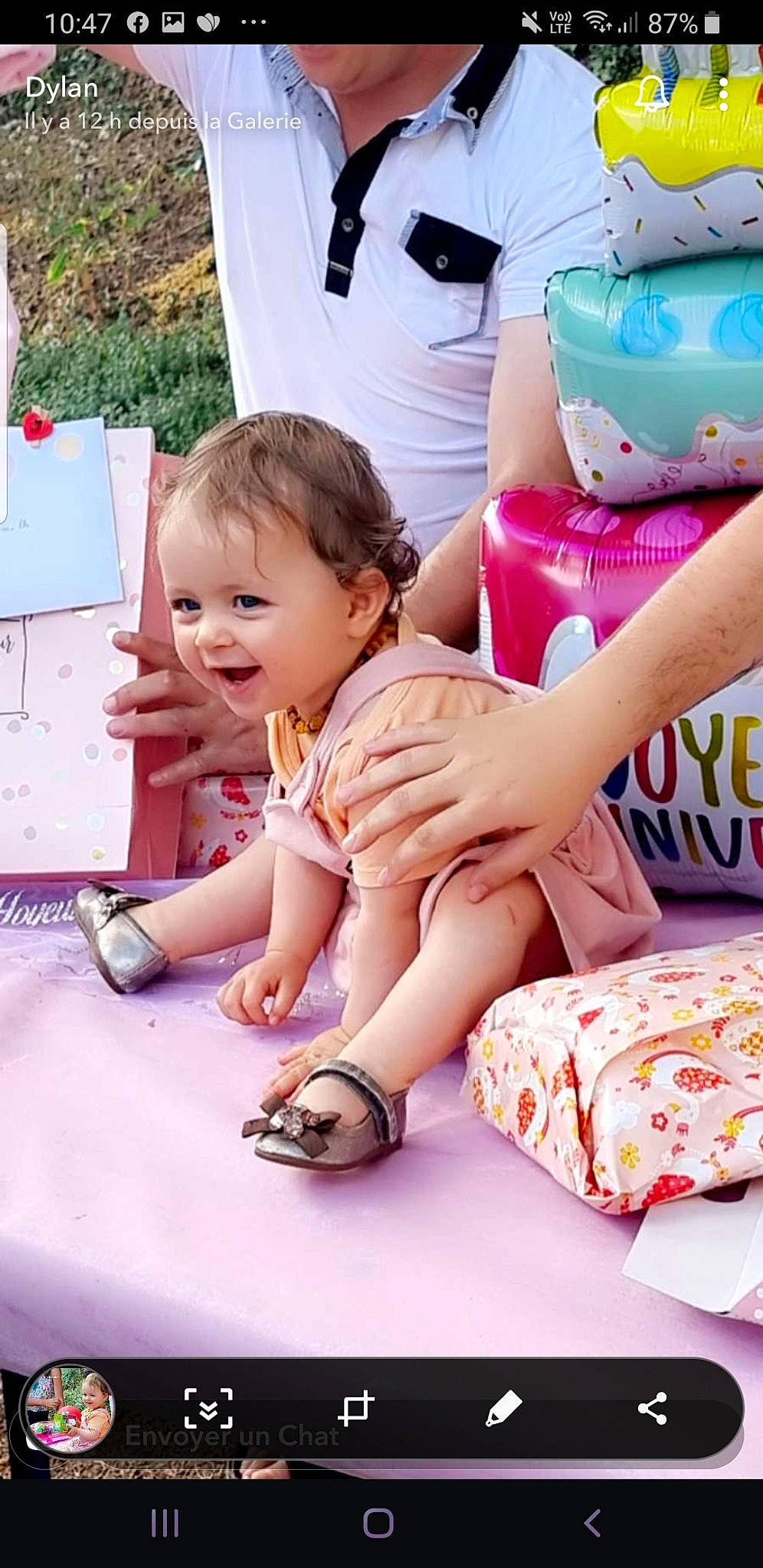 Camille a rejoint le concours — aidez-le/la à gagner de superbes lots ! arm, child, comfort, finger, foot, fun, hand, happy, human_leg, lap, leg, leisure, person, pink, shorts, skin, textile, thigh, thumb, toddler