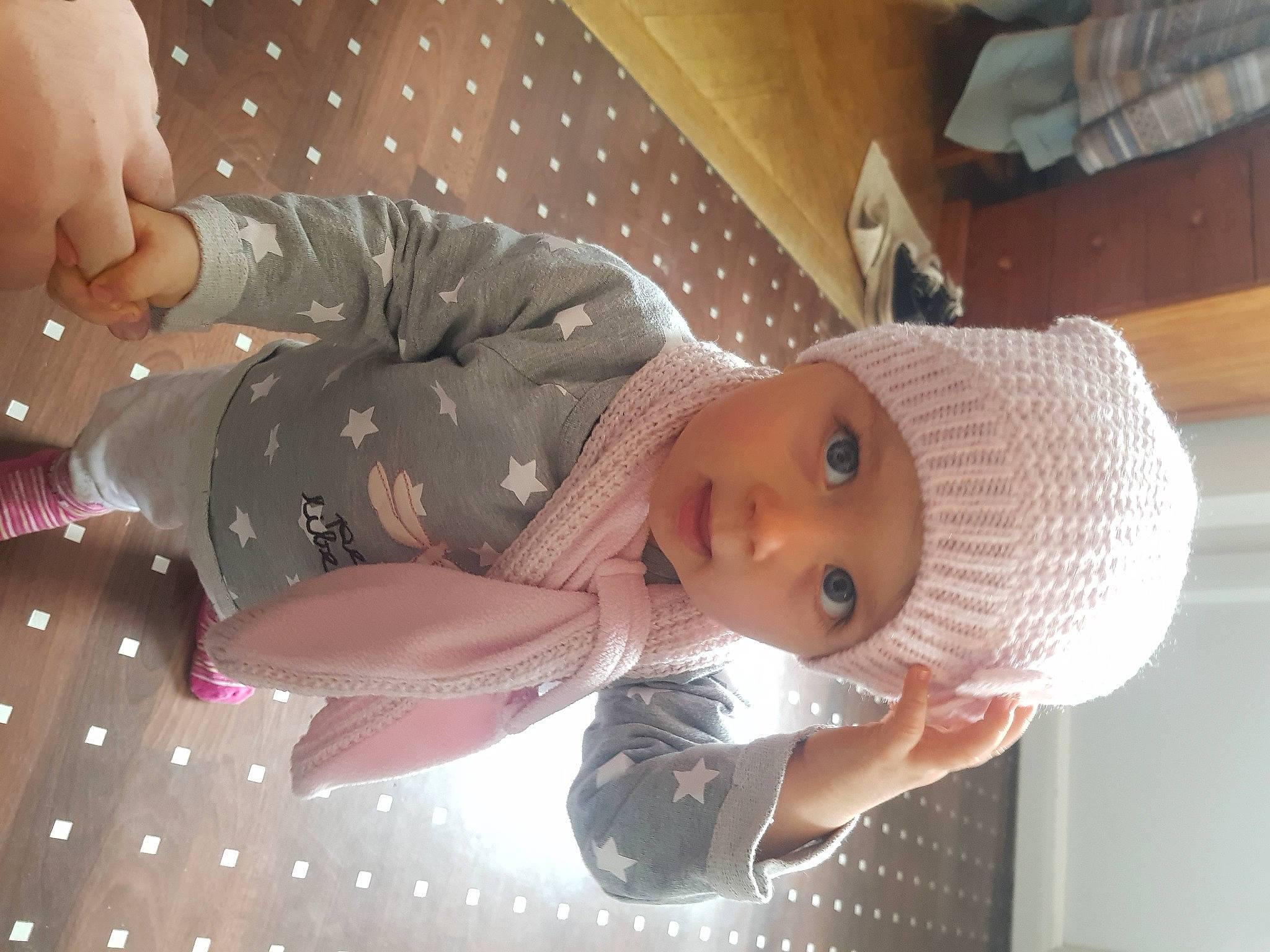 Camille a rejoint le concours — aidez-le/la à gagner de superbes lots ! baby, baby_products, baby_toddler_clothing, cap, child, comfort, foot, hat, headwear, holiday, knit_cap, pattern, person, room, toddler