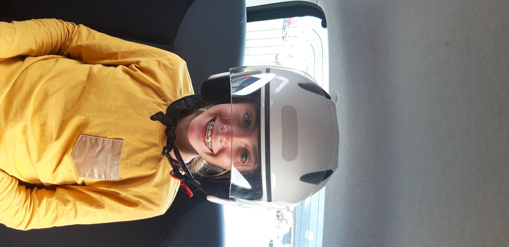 Melane a rejoint le concours — aidez-le/la à gagner de superbes lots ! headwear, helmet, joy, person, personal_protective_equipment