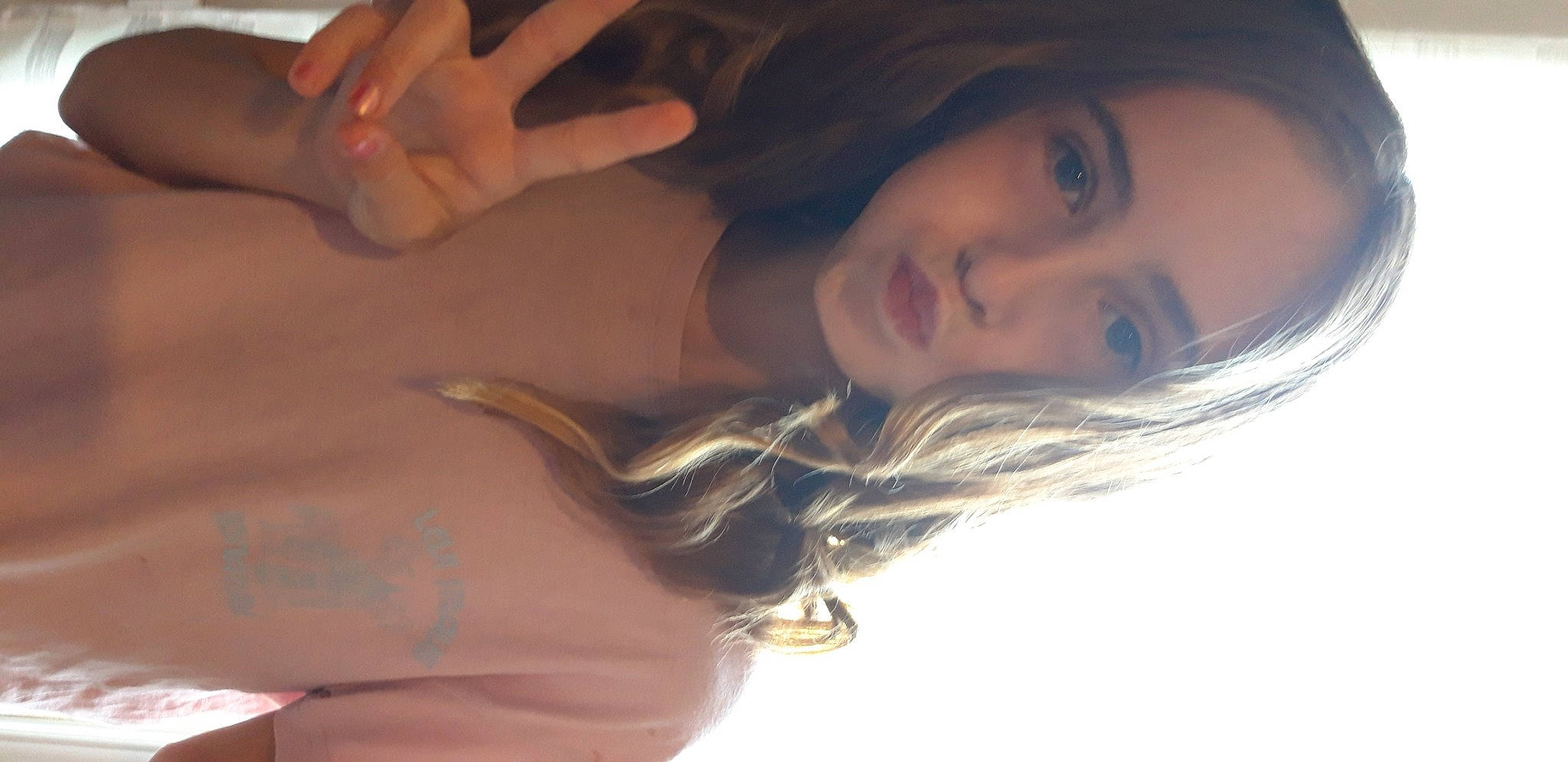 Melane a rejoint le concours — aidez-le/la à gagner de superbes lots ! black_hair, brown_hair, eyebrow, face, finger, gesture, hair, hand, head, lip, long_hair, mouth, nose, person, photography, selfie, smile