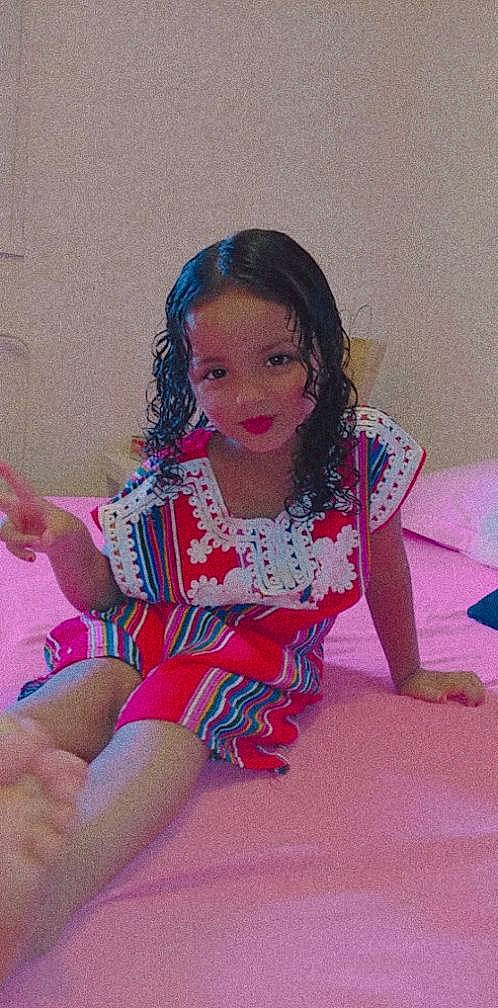 Aya a rejoint le concours — aidez-le/la à gagner de superbes lots ! baby_toddler_clothing, black_hair, embellishment, fashion_design, flooring, fun, happy, human_leg, knee, leg, lip, long_hair, magenta, neck, person, pink, skin, sleeve, thigh, trunk