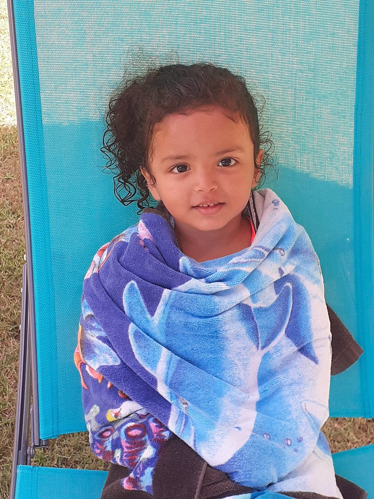 Aya participe au concours pour gagner de l'argent avec cette photo : azure, baby_toddler_clothing, black_hair, cheek, child, cool, electric_blue, facial_expression, hairstyle, happy, leisure, magenta, neck, pattern, person, purple, sitting, skin, sleeve, standing