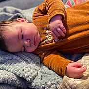 Milo a rejoint le concours — aidez-le/la à gagner de superbes lots ! baby, sleeping, blanket, cozy, soft_texture, infant, child, sleep, rest, peaceful, cute, warm, indoors, portrait, clothing, hand, face, head, relaxation, comfort