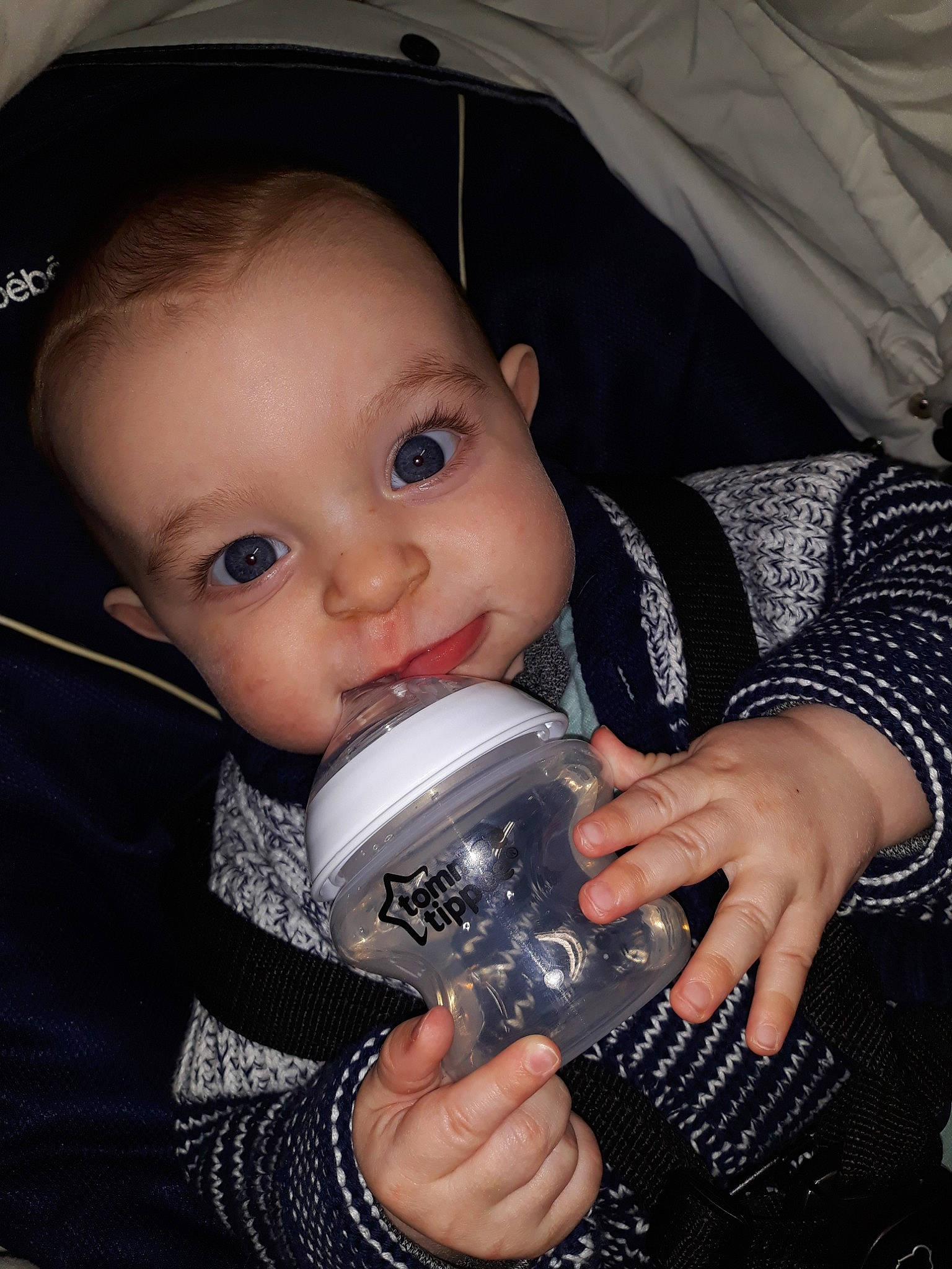 Léon participe au concours pour gagner de l'argent avec cette photo : baby, baby_products, cheek, child, drinking, eye, person, product, toddler