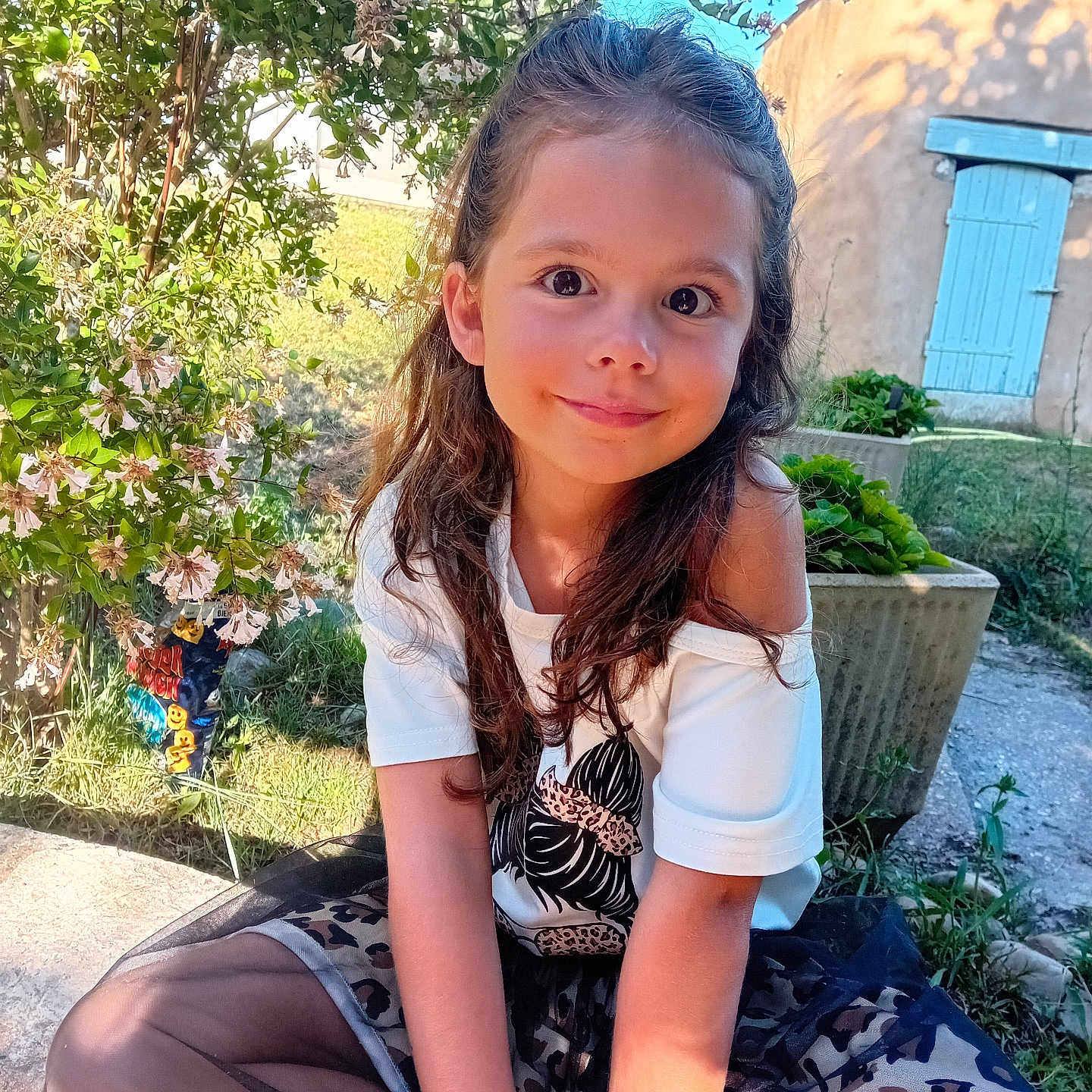 Louna a rejoint le concours — aidez-le/la à gagner de superbes lots ! child, dress, face, flower, girl, grass, greenery, hair, happy, house, nature, outdoor, plant, portrait, sitting, skirt, smile, sunlight, white_shirt, window