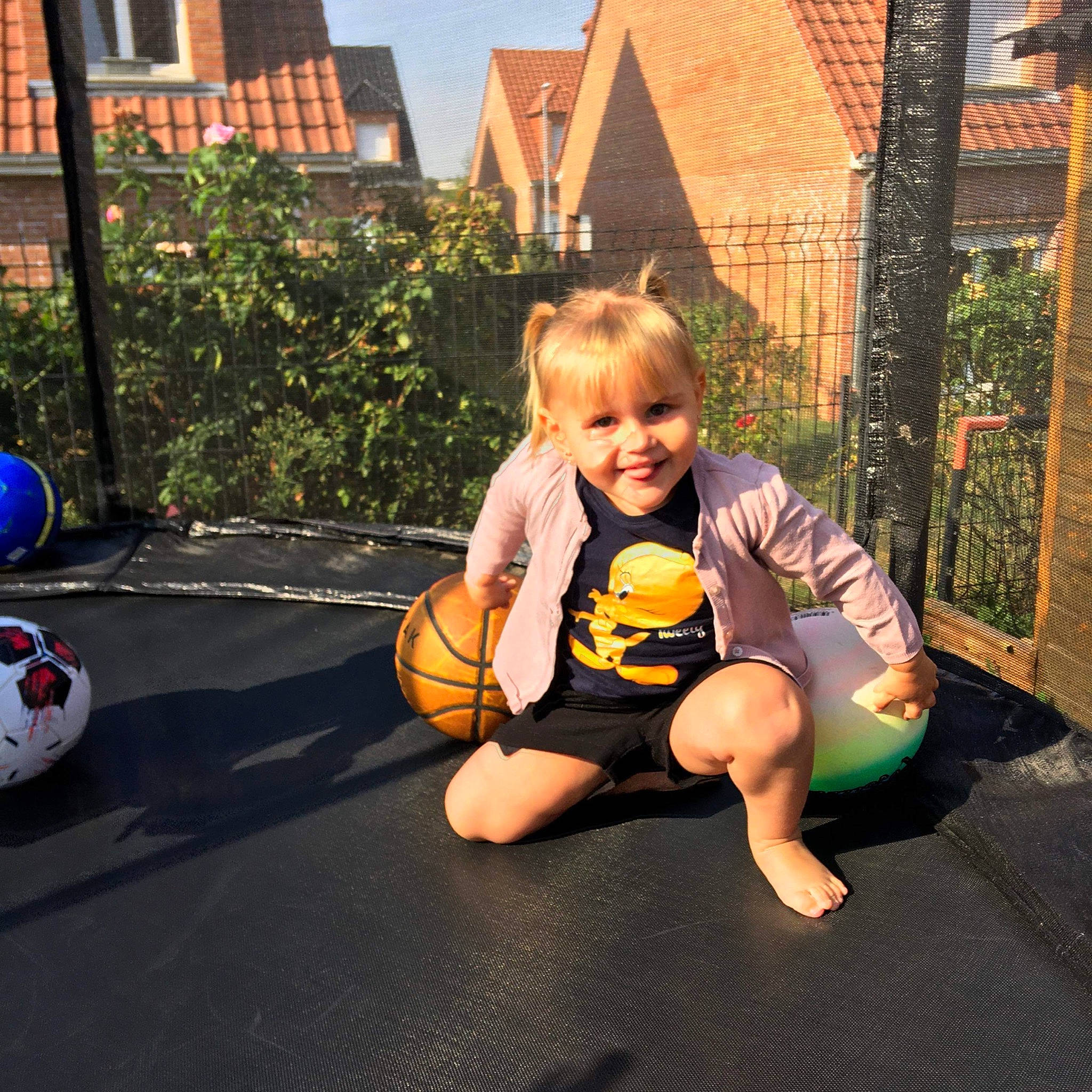 Octavya a rejoint le concours — aidez-le/la à gagner de superbes lots ! asphalt, baby_toddler_clothing, ball, child, city, flooring, fun, grass, happy, human_settlement, joy, leisure, person, plant, public_space, recreation, sky, smile, t_shirt, toddler