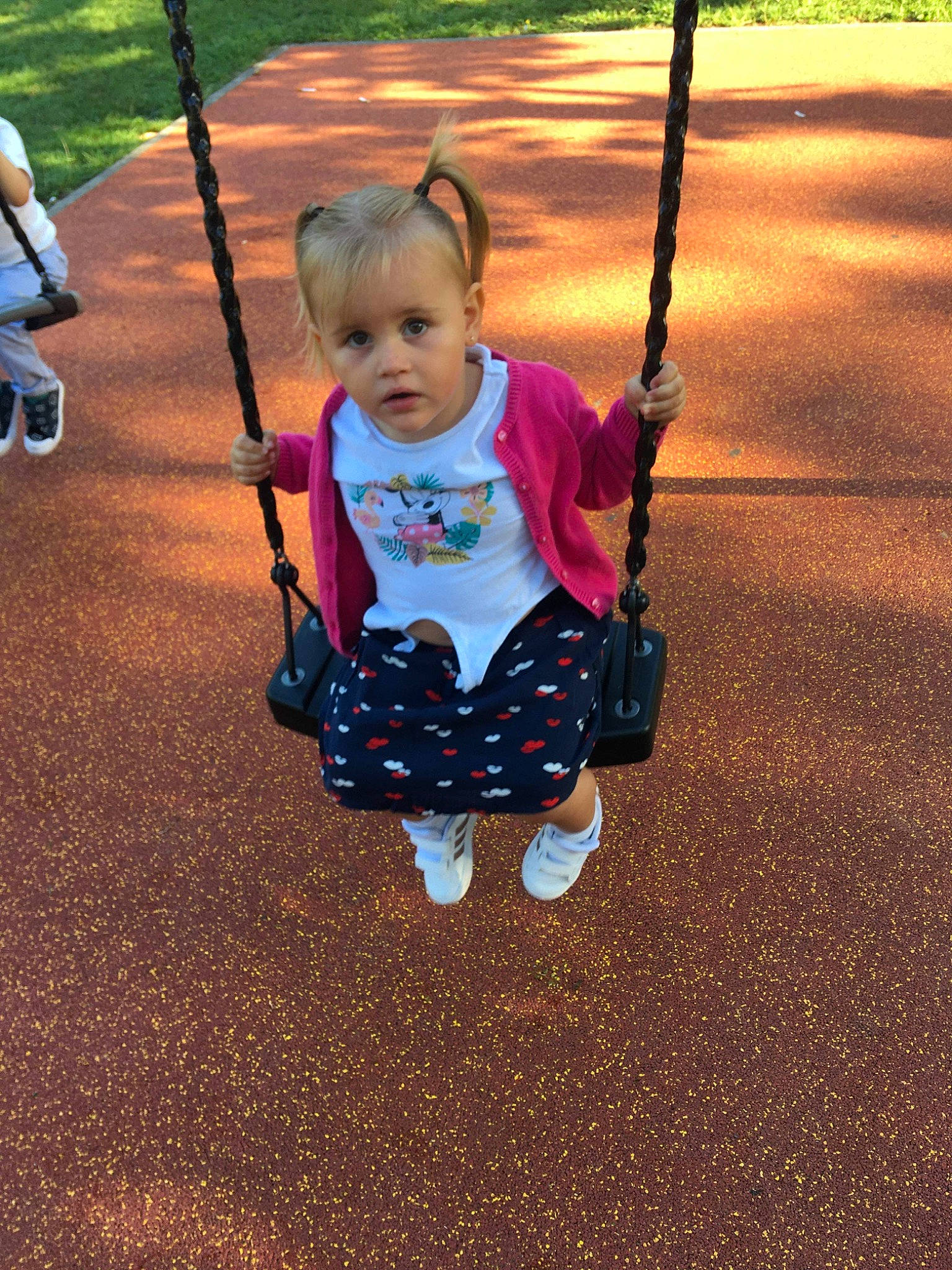 Octavya participe au concours pour gagner de l'argent avec cette photo : baby, baby_toddler_clothing, child, city, electric_blue, fun, grass, happy, leisure, outdoor_play_equipment, people_in_nature, person, play, playground, recreation, shadow, sitting, swing, tints_and_shades, toddler