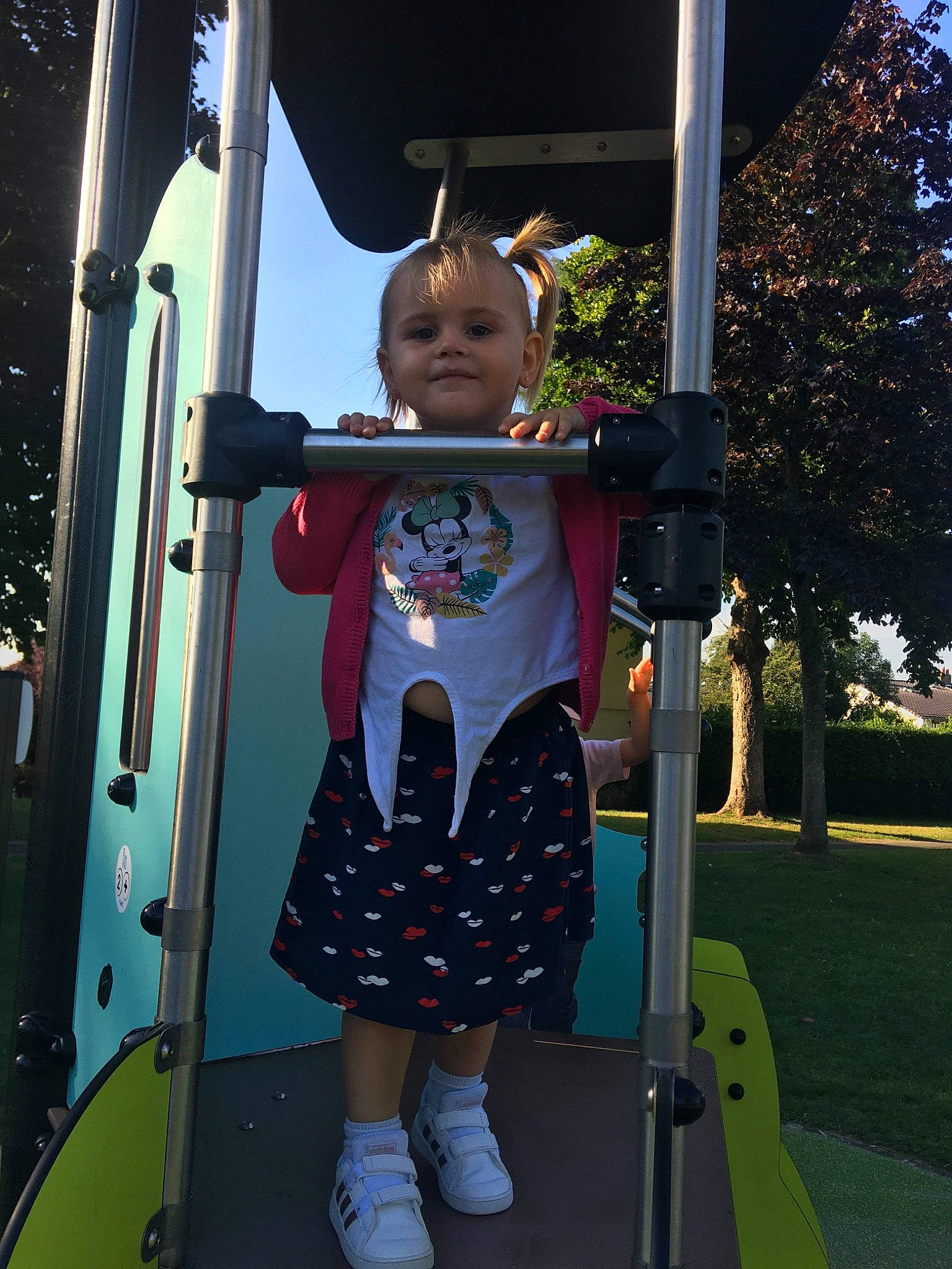 Octavya participe au concours pour gagner de l'argent avec cette photo : child, city, costume, design, electric_blue, event, face, fun, human_settlement, joy, leisure, pattern, person, plant, pole, public_space, recreation, sock, suit, t_shirt