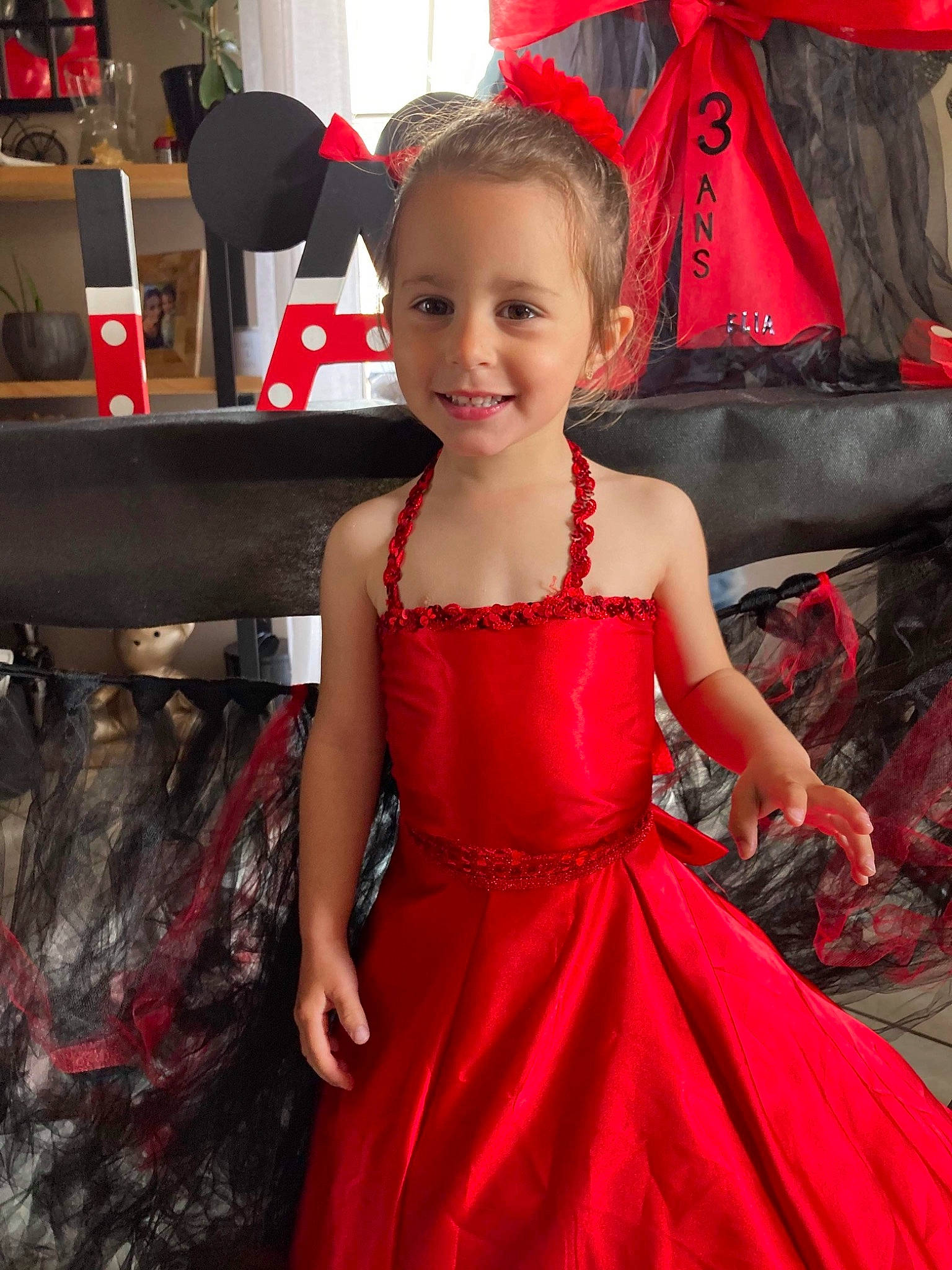 élia a rejoint le concours — aidez-le/la à gagner de superbes lots ! black, dress, fashion, fashion_design, flooring, formal_wear, gown, hairstyle, happy, head, human_body, joy, person, pink, product, red, shoulder, skin, smile, standing