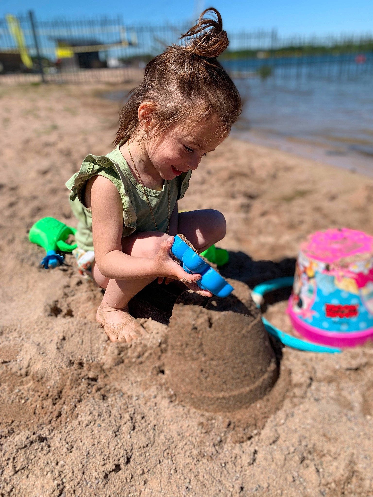 élia a rejoint le concours — aidez-le/la à gagner de superbes lots ! beach, building_sand_castles, child, coast, event, fun, hair, happy, hat, leisure, people_in_nature, people_on_beach, person, recreation, sand, sky, soil, summer, sun_hat, toddler