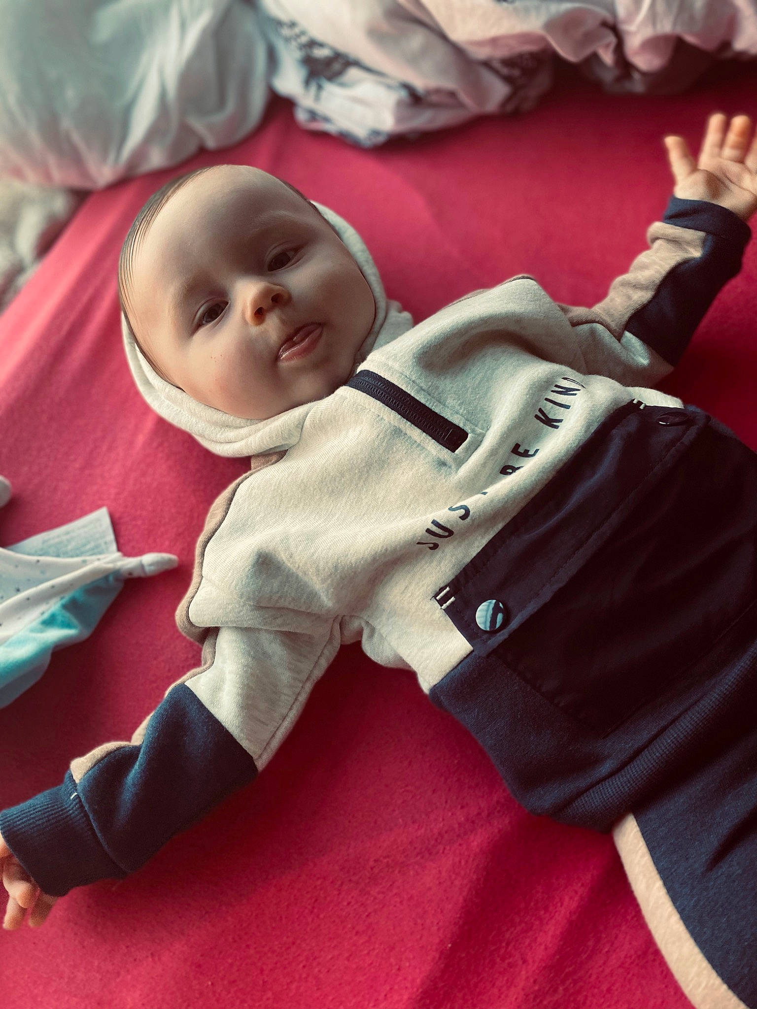 Liam participe au concours pour gagner de l'argent avec cette photo : baby, baby_products, baby_safety, baby_sleeping, baby_toddler_clothing, carmine, cheek, comfort, elbow, fun, gesture, happy, human_body, linens, person, sitting, sleeve, smile, thumb, toddler