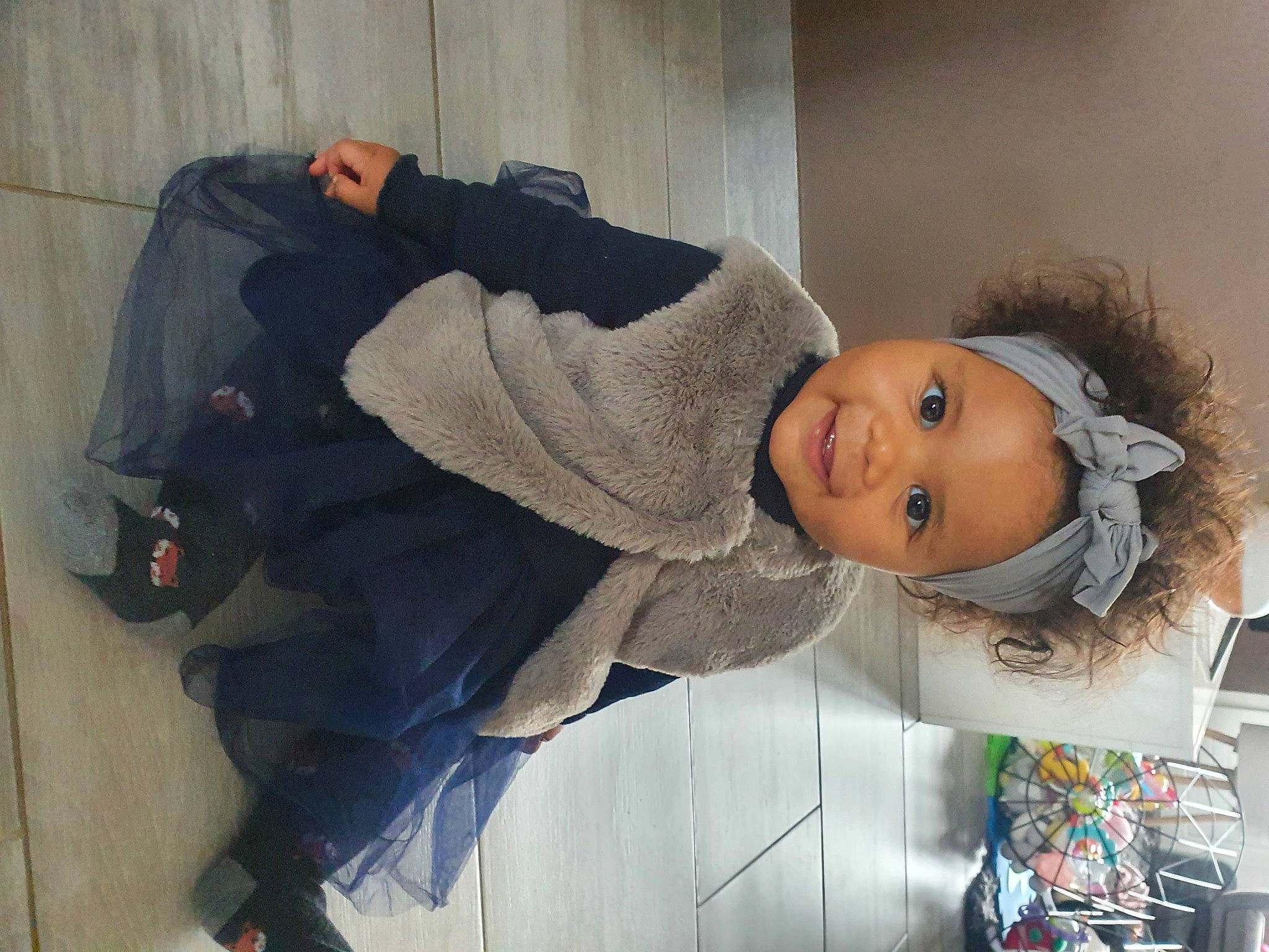 Melina participe au concours pour gagner de l'argent avec cette photo : baby, child, comfort, fun, fur, headwear, joy, person, room, smile, street_fashion, toddler, winter
