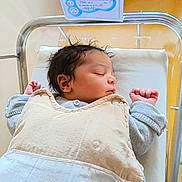 Leeroy participe au concours pour gagner de l'argent avec cette photo : newborn, baby, sleeping, hospital_bassinet, blanket, clothing, infant, face, head, peaceful, crib, soft_light, indoors, portrait, resting, young_child, wrapped, cozy, healthcare, baby_bed