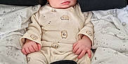 Sam participe au concours pour gagner de l'argent avec cette photo : baby, sleeping, onesie, hedgehog_pattern, blanket, car_seat, infant, soft_fabric, cozy, peaceful, child, newborn, cute, hands, face, pajamas, animal_print, comfort, rest, indoors