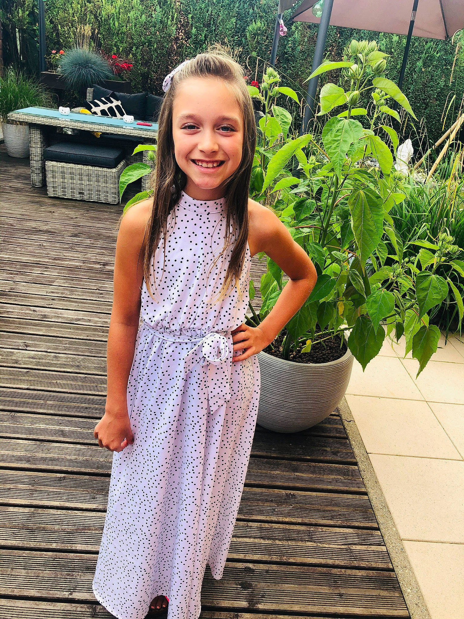 Iliana participe au concours pour gagner de l'argent avec cette photo : day_dress, dress, fashion_accessory, fashion_design, flooring, flowerpot, formal_wear, grass, happy, jewellery, joy, leisure, one_piece_garment, pattern, people_in_nature, person, plant, smile, street_fashion, trunk