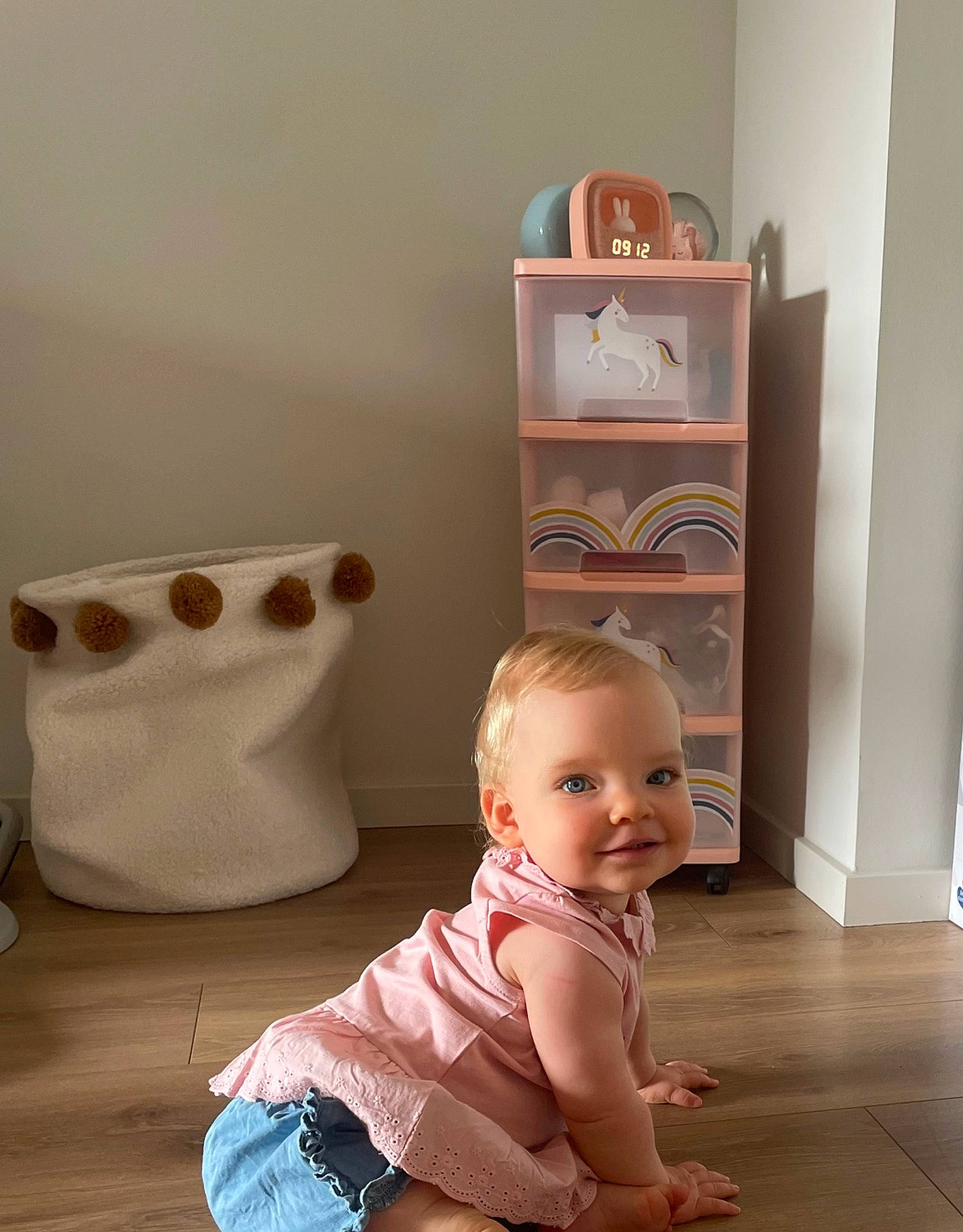 Izaee a rejoint le concours — aidez-le/la à gagner de superbes lots ! baby, baby_toddler_clothing, chair, child, drawer, floor, flooring, foot, happy, hardwood, joy, person, pink, room, shelf, shelving, sitting, smile, toddler, toy