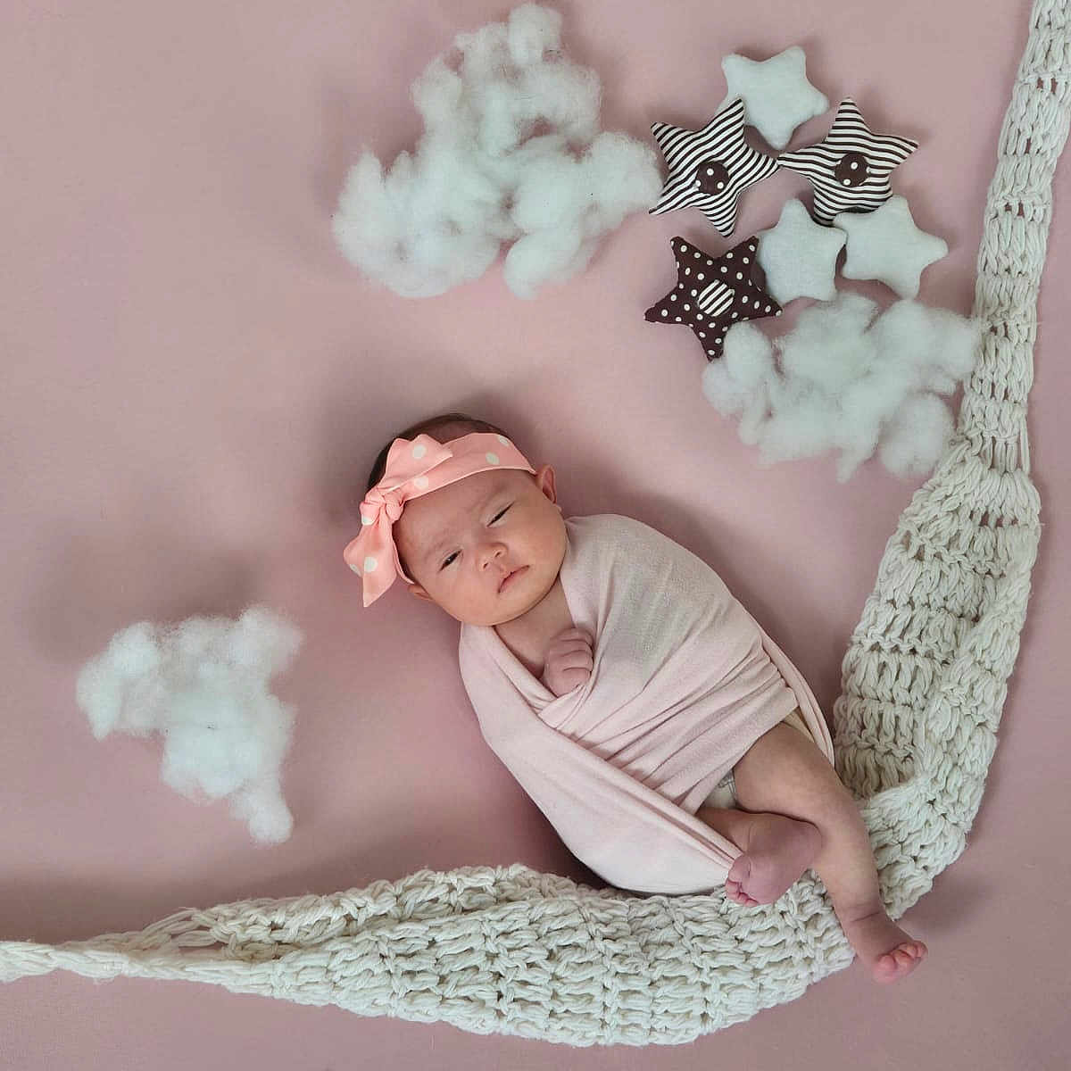 Avery a rejoint le concours — aidez-le/la à gagner de superbes lots ! baby, blanket, crib, face, furniture, hammock, head, infantbed, newborn, person
