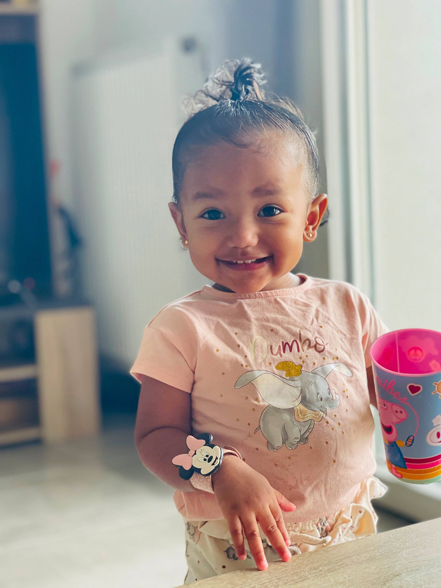 Kahïla participe au concours pour gagner de l'argent avec cette photo : baby, baby_toddler_clothing, cheek, child, cup, drinkware, fun, happy, headband, headpiece, joy, person, play, portrait_photography, sitting, skin, sleeve, smile, t_shirt, tableware