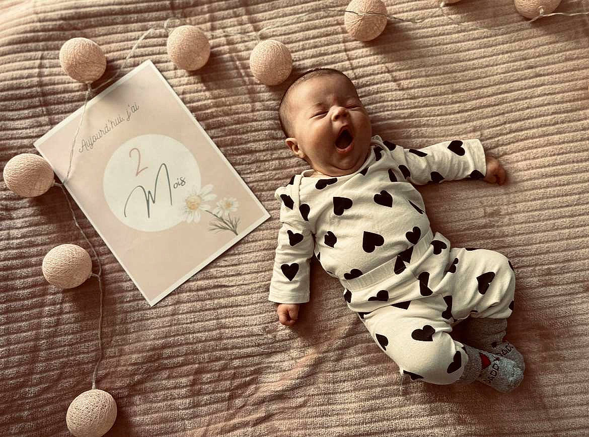Lou participe au concours pour gagner de l'argent avec cette photo : baby, baby_toddler_clothing, child, comfort, design, facial_expression, flooring, font, handwriting, happy, line, pattern, person, play, smile, stationery, textile, toddler, white, wood