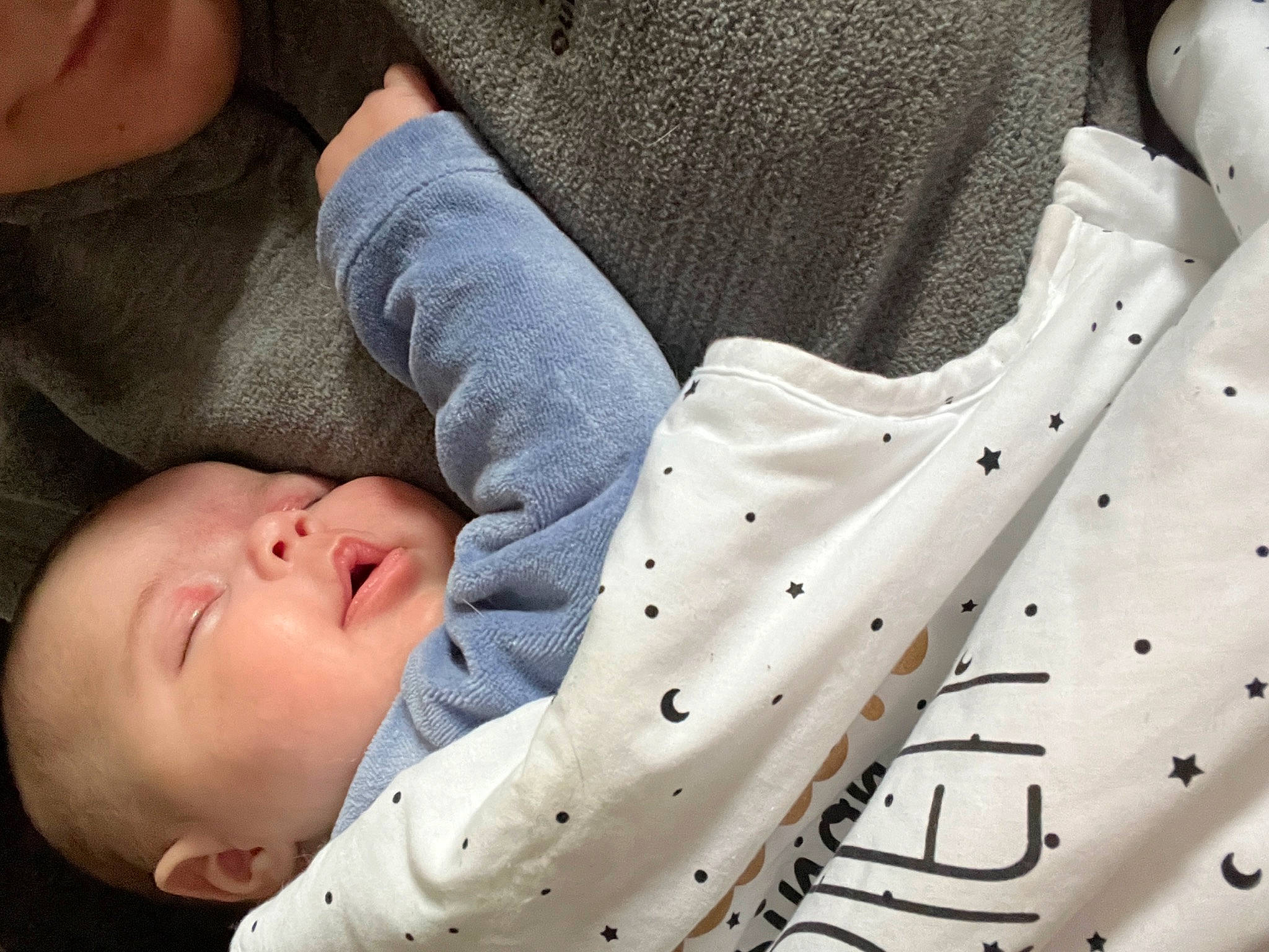 Lou a rejoint le concours — aidez-le/la à gagner de superbes lots ! baby, baby_products, baby_toddler_clothing, child, comfort, gesture, human_leg, metal, nail, pattern, person, sleeve, textile, toddler, tree